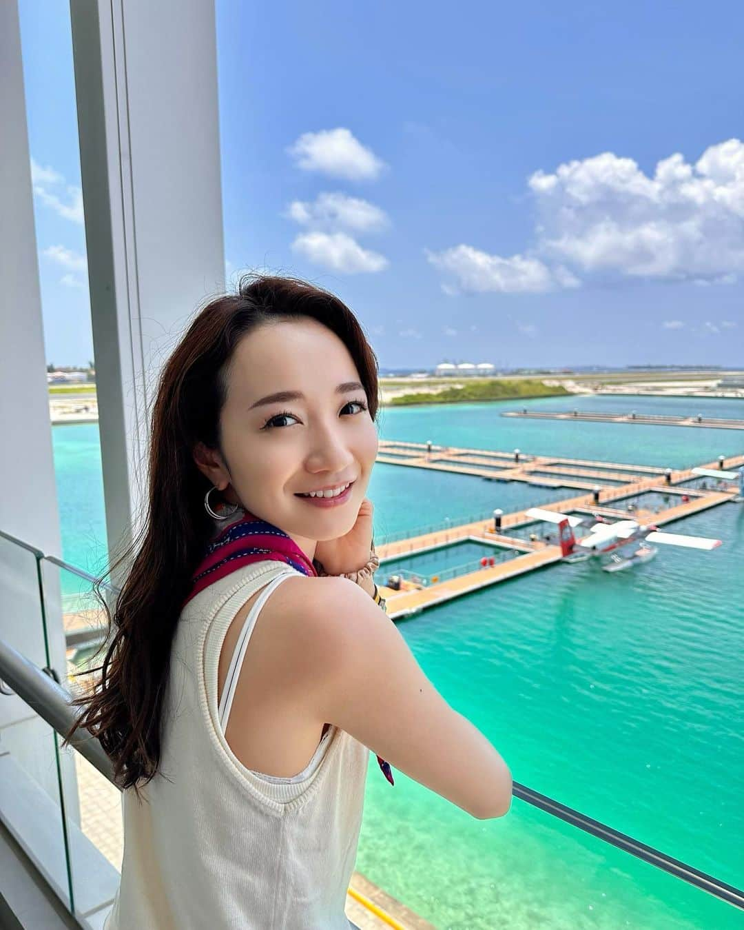 松原江里佳のインスタグラム：「🇸🇬➡︎🇲🇻 少し足を延ばしてモルディブへ✈️ マレの空港から、小型飛行機でリゾート島へ向かいます。 見たことのない海の色にひたすら感激🤩 🏖️🐬 ♡ ♡ #モルディブ　#リゾート  #旅行 #海外旅行  #maldives #sea  #trip #travel  #でこ #ノースリーブ #スターダスト #フリーアナウンサー  #아나운서」