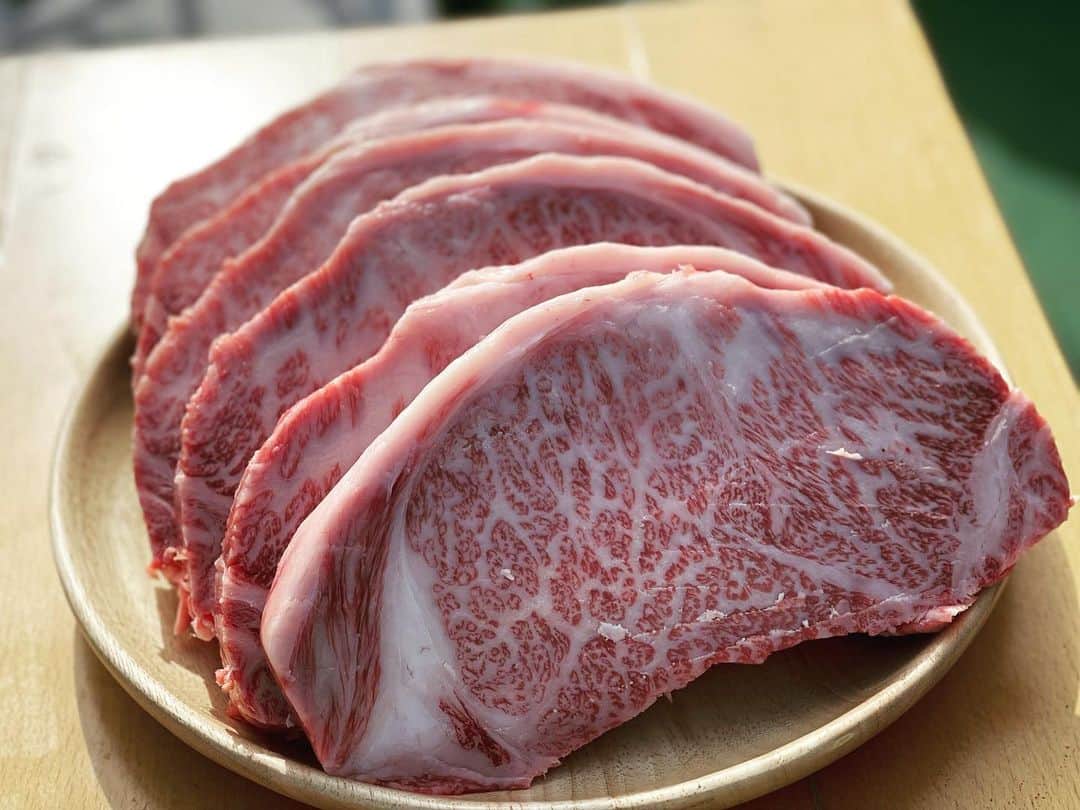 のインスタグラム：「いつものサーロインの塊をGET❣️ 太郎シェフが美味しく焼いてくれます🥰🥰次回のバーベキューはシーフードを多めに🦐🐚🦑 #屋上バーベキューパーティー #屋上でバーベキュー #アウトドア料理 #サーロインステーキ🥩 #にくのかたまり #旦那がシェフ #ご近所仲間とバーベキュー #ご近所さんとバーベキュー #やっぱり肉でしょ」