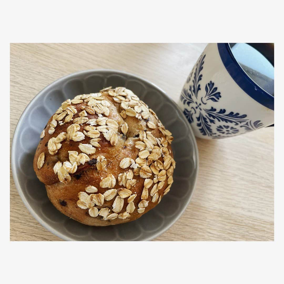 小川麻琴さんのインスタグラム写真 - (小川麻琴Instagram)「@bluffbakery さんのシナモンレーズンベーグル🥯  むぎゅむぎゅと噛み応えのあるシナモン香る生地の中には、甘酸っぱいレーズンがいっぱい練り込んでありました❤️  クリームチーズを塗りながら美味しく頂きました😋  #ブラフベーカリー  #シナモンレーズン #ベーグル #まことパン #まことベーグル #パンスタグラム」5月17日 13時23分 - 1029_makoto