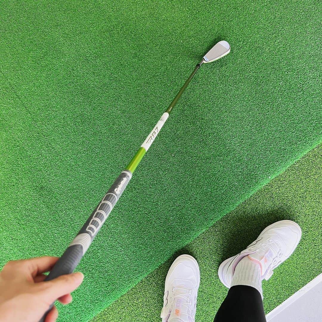 伊藤千晃のインスタグラム：「地味〜にですが、 ゴルフの練習が続いております🏌️‍♀️w ⁡ そして今日はついに、マイクラブが届いたよ😆✨嬉しいなぁ♡ ⁡ 私のファーストクラブは、 レッスンでも使っていた、 @taylormadegolf  @taylormade_golf_japan  にしました！ ⁡ 動画は、 @juri_crystalgolf 先生に習うレッスン初日のもの。  クラブの握り方から、姿勢、 全てにおいてダメダメな私が左。 ⁡ 先生にほんの少し教えてもらっただけで、 いろんなところが改善された私が右。 ⁡ 思っていたよりゴルフって細かく身体を使うから、 良い運動になってます😄👍 ⁡ #千晃さんのコソっと練習 #ゴルフ #ゴルフ女子」