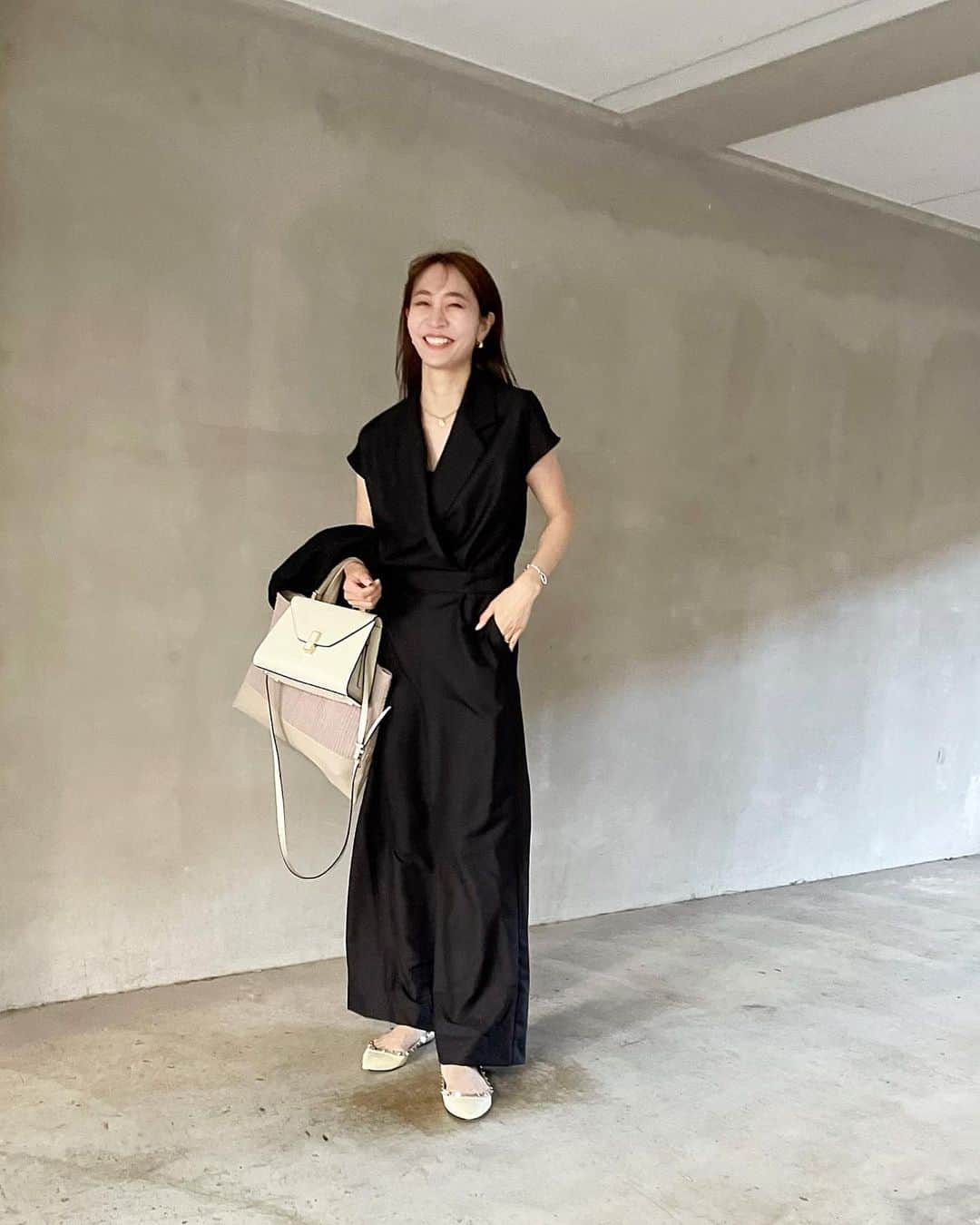 鈴木優美 さんのインスタグラム写真 - (鈴木優美 Instagram)「息子カメラ📸 昨日個人面談だったので、終わった後撮ってもらいました👦🏻 @urs_official のテーラードカラージャンプスーツできちんとカジュアル！ ホワイト小物でモノトーンコーデにしました✍️ . ウエストマークされたデザインで脚長効果✨ 左脇ファスナー仕様で着脱も楽々です😎 フレンチスリーブで気になる二の腕もさり気なくカバー🖤 テーラードカラーの内側にはスナップ釦がついているので、めくれる心配も無い！✨ . 今日は習い事送迎でバタバタ。 午後も頑張るぞー😤 . . . . . . #息子カメラ #ブレているのはご愛嬌 #笑 #urs #ユアーズ #urs_styling #urs_official #タイアップ #テーラードカラージャンプスーツ #春コーデ#大人コーデ　 #モノトーンコーデ #モノトーン #白黒 #白黒コーデ #小学生ママ #学校行事 #送迎 #valextra #valentino #バレクストラ #バレンチノ」5月17日 13時28分 - yumi_kakiuchi