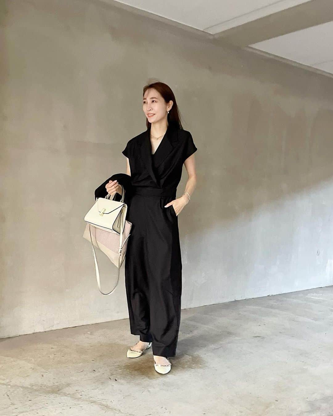 鈴木優美 さんのインスタグラム写真 - (鈴木優美 Instagram)「息子カメラ📸 昨日個人面談だったので、終わった後撮ってもらいました👦🏻 @urs_official のテーラードカラージャンプスーツできちんとカジュアル！ ホワイト小物でモノトーンコーデにしました✍️ . ウエストマークされたデザインで脚長効果✨ 左脇ファスナー仕様で着脱も楽々です😎 フレンチスリーブで気になる二の腕もさり気なくカバー🖤 テーラードカラーの内側にはスナップ釦がついているので、めくれる心配も無い！✨ . 今日は習い事送迎でバタバタ。 午後も頑張るぞー😤 . . . . . . #息子カメラ #ブレているのはご愛嬌 #笑 #urs #ユアーズ #urs_styling #urs_official #タイアップ #テーラードカラージャンプスーツ #春コーデ#大人コーデ　 #モノトーンコーデ #モノトーン #白黒 #白黒コーデ #小学生ママ #学校行事 #送迎 #valextra #valentino #バレクストラ #バレンチノ」5月17日 13時28分 - yumi_kakiuchi