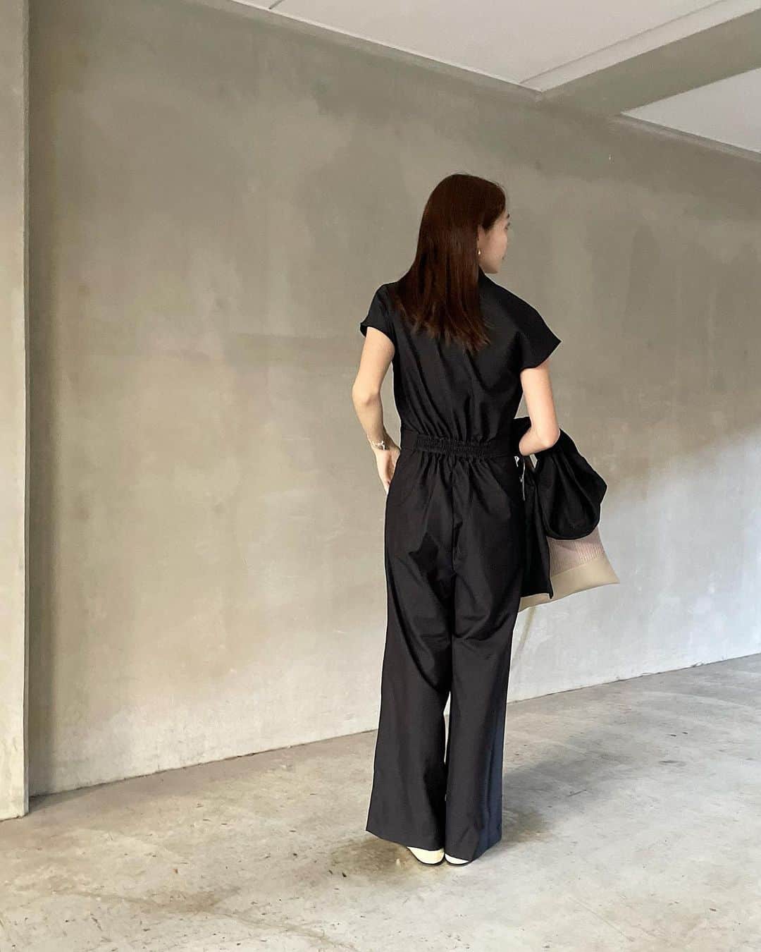 鈴木優美 さんのインスタグラム写真 - (鈴木優美 Instagram)「息子カメラ📸 昨日個人面談だったので、終わった後撮ってもらいました👦🏻 @urs_official のテーラードカラージャンプスーツできちんとカジュアル！ ホワイト小物でモノトーンコーデにしました✍️ . ウエストマークされたデザインで脚長効果✨ 左脇ファスナー仕様で着脱も楽々です😎 フレンチスリーブで気になる二の腕もさり気なくカバー🖤 テーラードカラーの内側にはスナップ釦がついているので、めくれる心配も無い！✨ . 今日は習い事送迎でバタバタ。 午後も頑張るぞー😤 . . . . . . #息子カメラ #ブレているのはご愛嬌 #笑 #urs #ユアーズ #urs_styling #urs_official #タイアップ #テーラードカラージャンプスーツ #春コーデ#大人コーデ　 #モノトーンコーデ #モノトーン #白黒 #白黒コーデ #小学生ママ #学校行事 #送迎 #valextra #valentino #バレクストラ #バレンチノ」5月17日 13時28分 - yumi_kakiuchi
