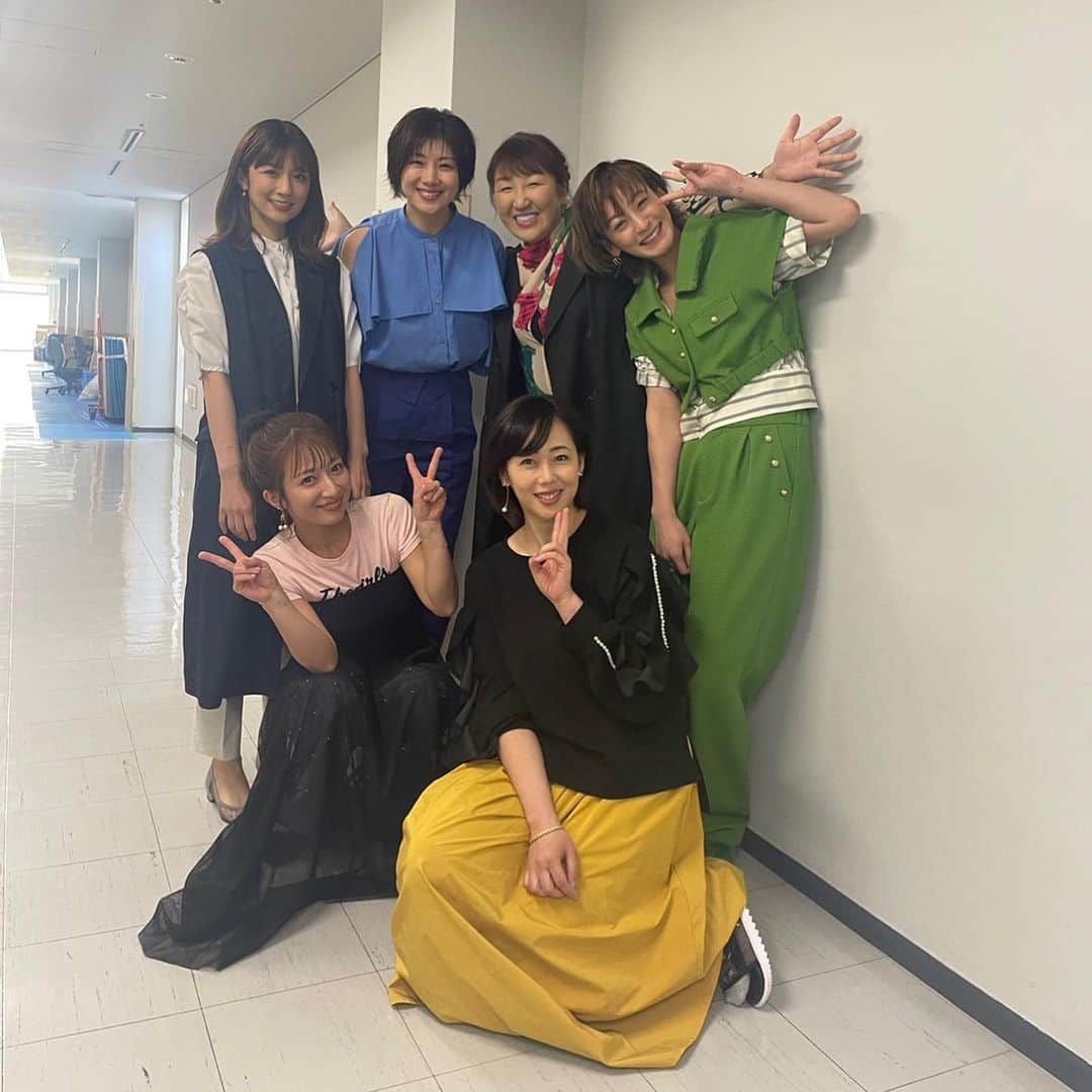 潮田玲子さんのインスタグラム写真 - (潮田玲子Instagram)「１８日木曜日放送の ダウンタウンDXに出演します！豪華メンバーの皆さんと🥰👏 家庭の話、子供の話面白すぎてずっと笑ってました😂😂☝️ 22時〜是非ご覧ください🙆‍♀️🙏  衣装はブラウス、パンツ @lephil_official  ・ピアス @manarosa_jewel @mandassociates  #ダウンタウンDX #初めての出演でした #めちゃ緊張した #小倉優子さん #北斗晶さん #西山茉希さん #辻希美さん #井上和香さん　 #近藤千尋さん #藤本美貴さん #くわばたりえさん #大原正子さん」5月17日 13時41分 - reikoshiota_official