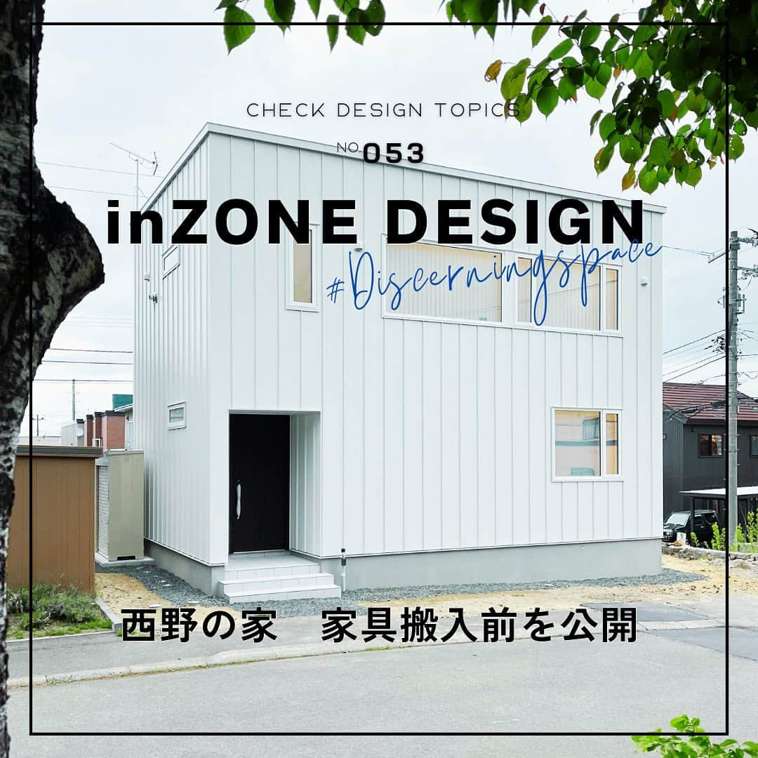 インゾーネさんのインスタグラム写真 - (インゾーネInstagram)「今週末5/20より公開となる西野の家、家具搬入前の様子を特別公開です。  インゾーネの家は必ずインテリアをセッティングした状態で公開されるため、実は家具雑貨のない状態の写真があまりありません…！今回は特別に家具を配置する前の様子を公開致します。 シンプルでいて、ディテールにこだわったインゾーネの家の特徴がわかりやすいですね。 5/20（土）からは、こちらに家具や雑貨を配置、展示した状態でご覧頂きます。ぜひ、ビフォーアフターでお楽しみください✨ このお家のご見学予約は、インゾーネの家で検索🔎 または、 @inzone_design_labo プロフィールからホームページへ🏃 YouTubeもやってます。  #inzone #インゾーネの家 #inzonedesignlabo #johnsonhomes #ジョンソンホームズ  #札幌注文住宅 #札幌オープンハウス #札幌モデルハウス #札幌新築一戸建て #マイホーム #札幌家づくり #こだわりモデルハウス  #インゾーネ」5月17日 13時52分 - inzone_design_labo