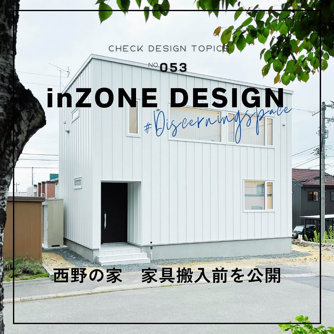 のインスタグラム：「今週末5/20より公開となる西野の家、家具搬入前の様子を特別公開です。  インゾーネの家は必ずインテリアをセッティングした状態で公開されるため、実は家具雑貨のない状態の写真があまりありません…！今回は特別に家具を配置する前の様子を公開致します。 シンプルでいて、ディテールにこだわったインゾーネの家の特徴がわかりやすいですね。 5/20（土）からは、こちらに家具や雑貨を配置、展示した状態でご覧頂きます。ぜひ、ビフォーアフターでお楽しみください✨ このお家のご見学予約は、インゾーネの家で検索🔎 または、 @inzone_design_labo プロフィールからホームページへ🏃 YouTubeもやってます。  #inzone #インゾーネの家 #inzonedesignlabo #johnsonhomes #ジョンソンホームズ  #札幌注文住宅 #札幌オープンハウス #札幌モデルハウス #札幌新築一戸建て #マイホーム #札幌家づくり #こだわりモデルハウス  #インゾーネ」