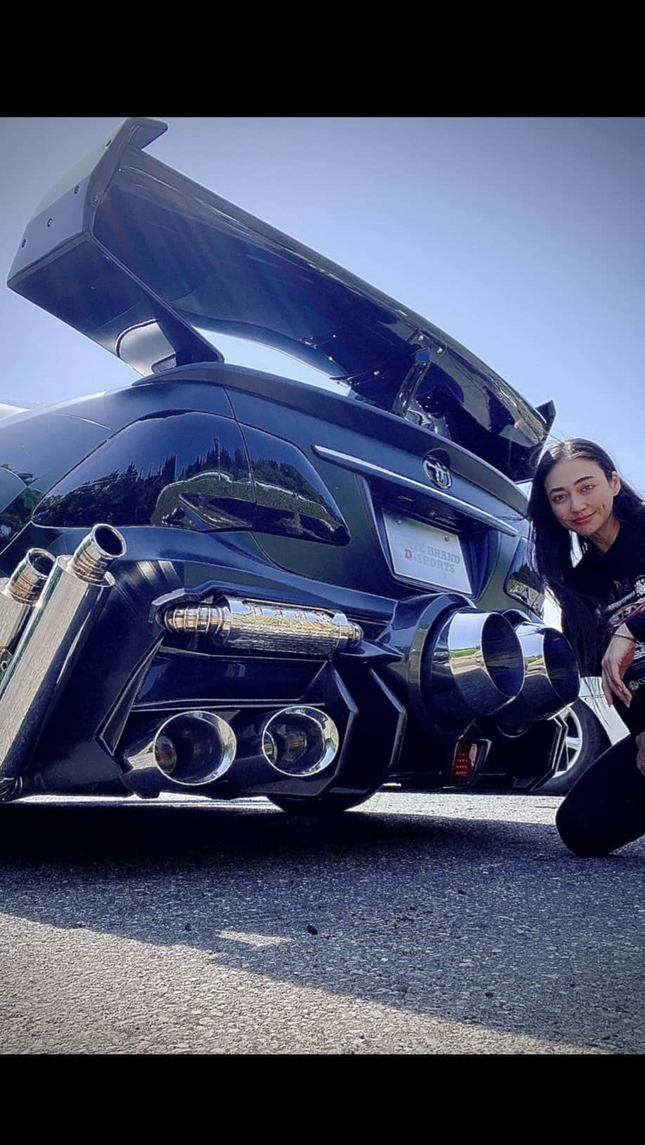 塚本奈々美のインスタグラム：「SENSE BRANDのデモカーがすごい！！ ついてるマフラーは全部排気が繋がってます（笑）  The Japanese muffler maker SENSE BRAND's demo car is amazing! ! The exhaust of this car's muffler is all connected! So cool 😎   #driftcar  #driftqueen  #japaneseculture」