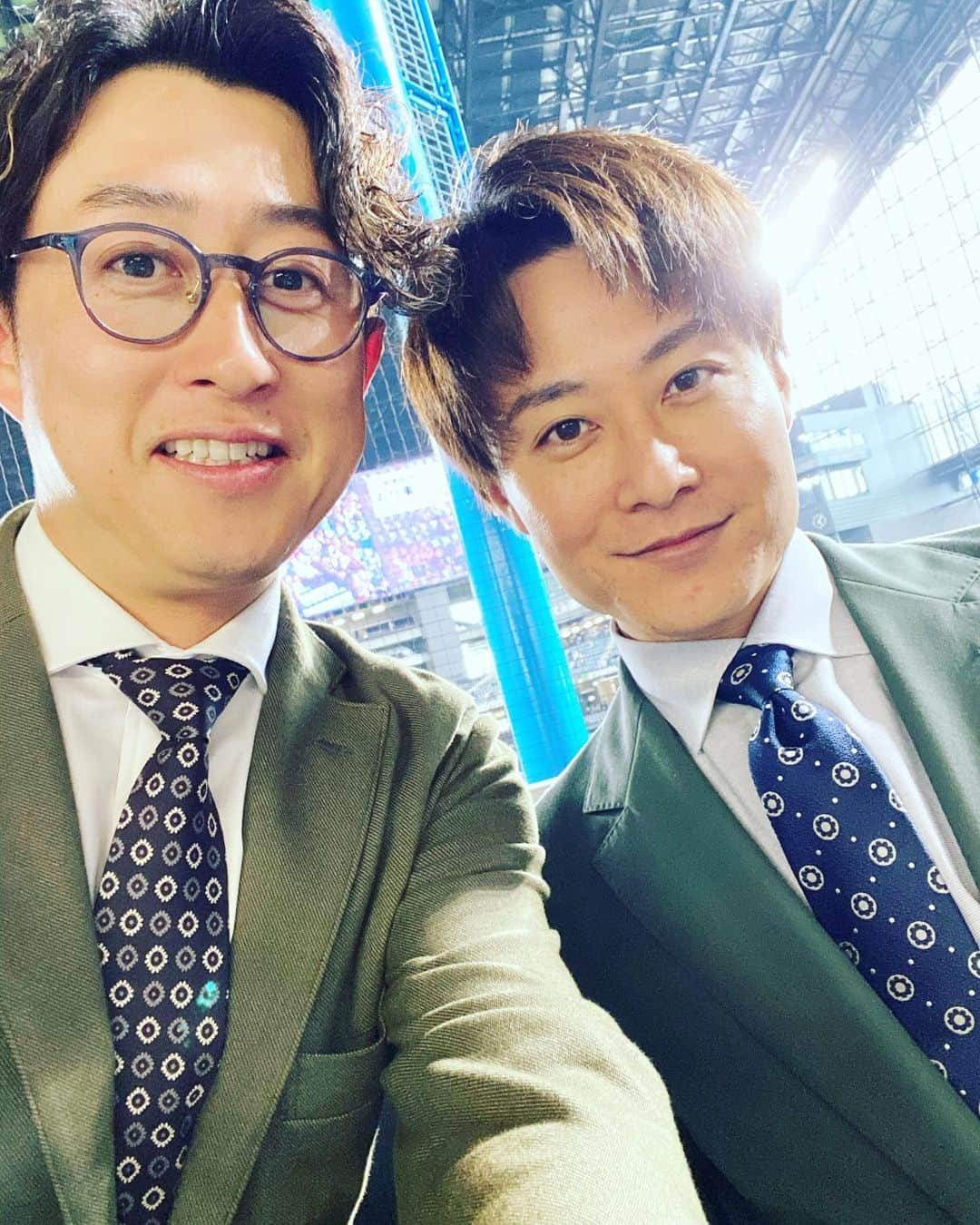 土井悠平さんのインスタグラム写真 - (土井悠平Instagram)「きのうはカーキスーツコンビ🤣  ファイターズガールのお二人に ジンギスカンダンスのレクチャーして頂きました！プロでした🫡  試合は悔しい結果でしたが、、、 きょうは勝つぞ！！🔥  #北海道日本ハムファイターズ  #lovefighters  #埼玉西武ライオンズ  #seibulions  #gaora  #スーツ #ネクタイ」5月17日 13時59分 - doi_yuhei