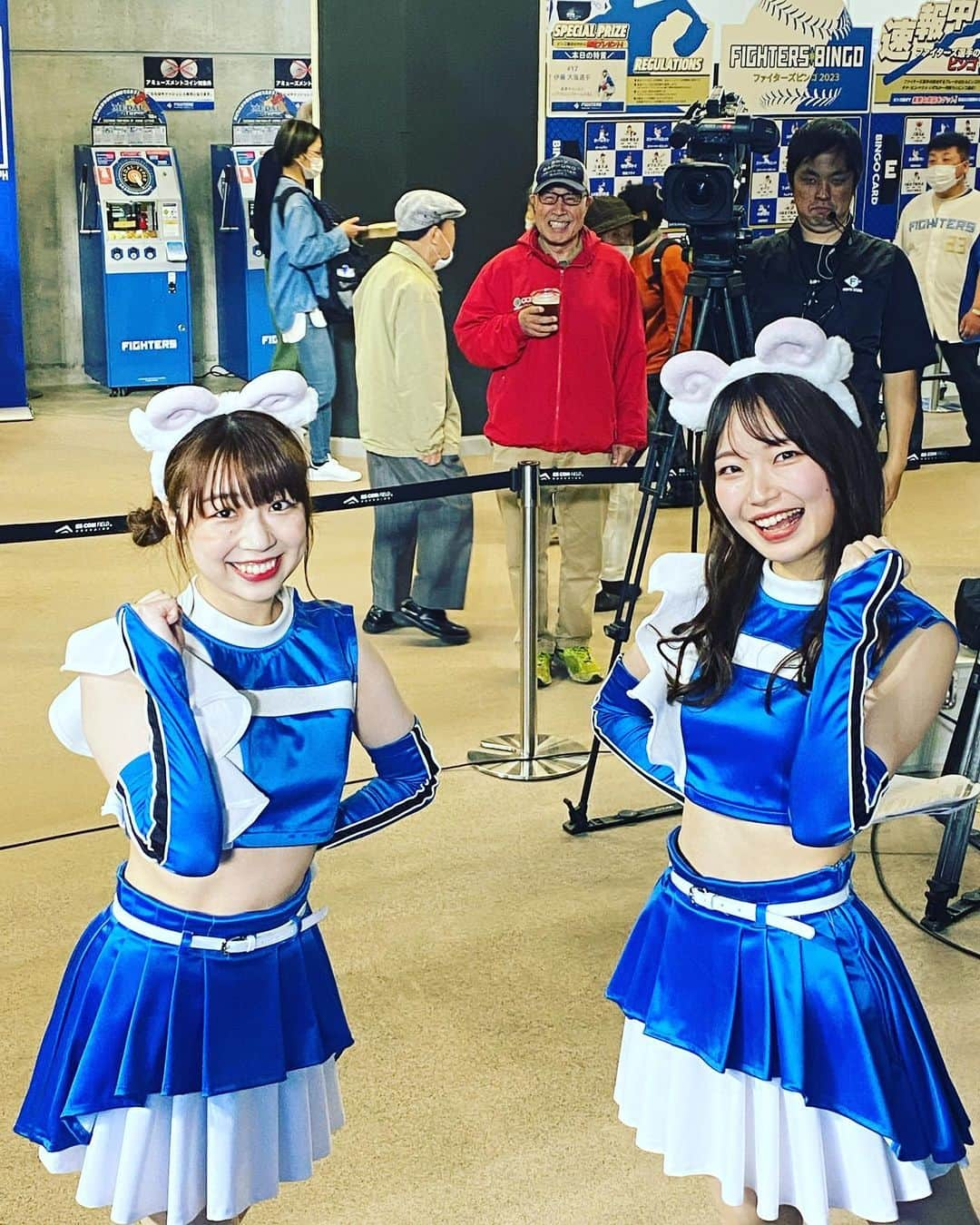 土井悠平さんのインスタグラム写真 - (土井悠平Instagram)「きのうはカーキスーツコンビ🤣  ファイターズガールのお二人に ジンギスカンダンスのレクチャーして頂きました！プロでした🫡  試合は悔しい結果でしたが、、、 きょうは勝つぞ！！🔥  #北海道日本ハムファイターズ  #lovefighters  #埼玉西武ライオンズ  #seibulions  #gaora  #スーツ #ネクタイ」5月17日 13時59分 - doi_yuhei