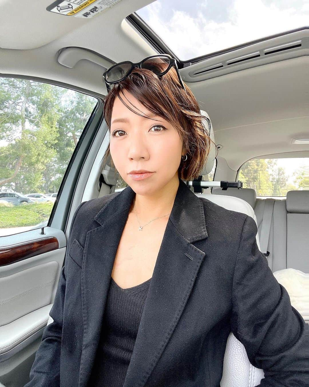 YukoKtymyさんのインスタグラム写真 - (YukoKtymyInstagram)「【40代からのボディメイクD-634】  自分らしくいられる場所、 新しい自分を引き出してくれる人たちに感謝💙  何かにインスパイアされる1日を過ごそう🌈  Pic1&2&3 夕方のプールサイドは時間がゆっくりと流れる。 今日も一生懸命泳ぎました☺️  Pic4 懸垂チャレンジ もうちょっとで7回に届きそう！ パワグリが合ってない気がするので 今日別のものをアマゾンでポチっと🔘💵  Pic5&6&7 今日は生け花の日。 感覚に全集中するのが好きです😊  🌈Today’s Workout🌈 朝有酸素ステッパー30分 懸垂 スイム1500m ストレッチ  #美ボディメイク  #ボディメイク  #ボディメイク女子  #フィットネス  #美尻 #腹筋女子  #筋トレ女子  #美脚女子  #スイムウェア  #ビキニ女子  #懸垂女子  #懸垂できるようになりたい  #筋トレダイエット #筋トレママ  #筋トレ仲間と繋がりたい  #40代筋トレ  #40代ダイエット  #40代筋トレ女子  #40代からのボディメイク  #アラフォーダイエット  #アラフォーボディメイク  #アラフィフボディメイク  #トレーニング女子  #宅トレ  #ホームトレーニー  #フィットネス女子  #bodymake  #自分らしく綺麗になる  #アンチエイジング  #自分磨き」5月17日 15時00分 - yuko1022