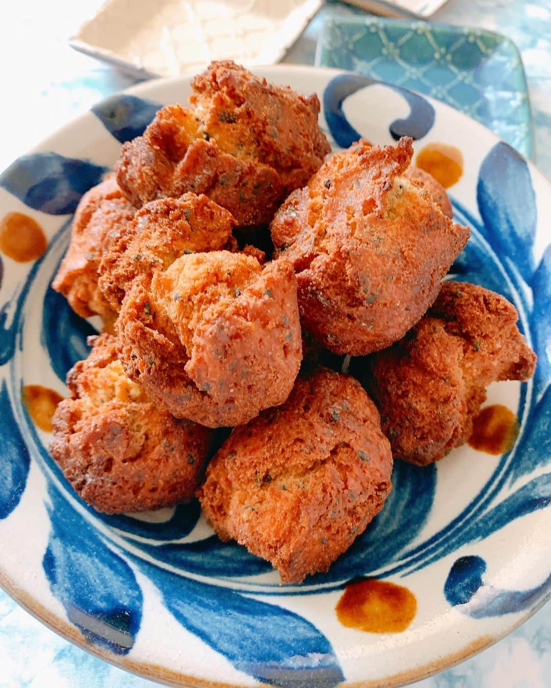 森崎友紀のインスタグラム：「無性に食べたくなって、サーターアンダギーを作りました♪揚げたては最高です。 生地にはきなこ、ごま、黒糖入りです。 サクサク食感、ずっしりしていて大満足。 子供達のおやつにもおススメです。 沖縄行きたいです〜  #森崎友紀#スイーツ#料理#cooking#おやつ#きなこ#ドーナツ#サーターアンダギー#沖縄#沖縄スイーツ#黒ゴマたっぷり」