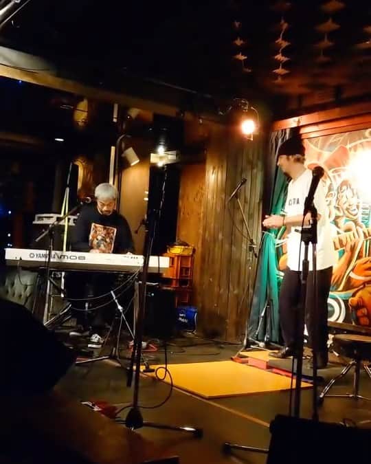 のインスタグラム：「いよいよ来週です！！！ タップダンサー SAROxSWING-OピアノのTOKAI TOUR 静岡・名古屋・常滑・刈谷と廻ります この動画な感じで、曲もやるかもしれないけれど、なにせ何も決めない完全即興ライブ！全日見ても同じ内容は全くないことを保証しますw  会場限定でCDも発売しますよーーー既に大好評ですw 近郊の方は是非お越しくださいませーーー  ■5月25日(木) at 静岡 Piano Bar Swinger 18:30 open /19:30 start / charge ¥3,000 静岡市葵区両替町２−７−１４ アフターファイブビル3Ｆ Tel : 054-255-8404 https://www.facebook.com/profile.php?id=100054361098620  ■5月26日(金) at 名古屋 Valentine Drive 19:00 open /19:30 start / charge ¥3,000 愛知県名古屋市千種区今池1-9-3 西今池ビルB1F Tel : 052-733-3365 https://valentinedrive.com/  ■5月27日(土) at 常滑 青木製陶所２階・ギャラリー 17:30 open /18:30 start / charge ハートマネー〜投げ銭 愛知県常滑市栄町3-54【Sugi Cafe 隣り】 Tel : 090-2185-8287  ■5月28日(日) at 刈谷 Cafe Nation 18:00 open /19:00 start / charge ¥3,000 愛知県刈谷市南桜町1-48. Tel : 0566-25-3905 https://www.facebook.com/cafenation.kariya  #3645 #saroswingo #freestyle #tokaitour」