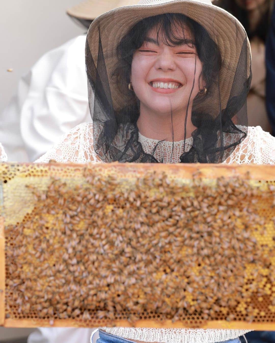長澤メイのインスタグラム：「5月20日は世界ミツバチの日🐝💕  ゲランでミツバチ保護の重要性について教えていただきました🫶✨  初めて知ることばかりで 知れば知るほどミツバチ🐝に 感謝すべきなんだなぁって思ったよ🥺✨ 私たちが普段食べている 野菜や果物はミツバチの受粉活動によって支えられていること✨ 私たちが生きていくために必要であり、大切な存在であるミツバチが絶滅の危機に瀕していること🥲 ゲランはミツバチ保護活動を10年以上前から続けているそう🫶✨✨  そして5月20日～22日の3日間、ゲラン店舗・公式オンラインブティックの全世界の収益の20％が、ゲランミツバチ保護プログラムに寄付されるそうです🌼  ミツバチの好きな花を 植えるなど、ミツバチを守るためにできることってたくさんあるみたい🫶💓  ハチミツのぱわ〜って 素晴らしいからこれからも 大切にいただこう🐝🌼  @guerlain #ゲラン #世界ミツバチの日 #GuerlainForBees #WorldBeeDay」