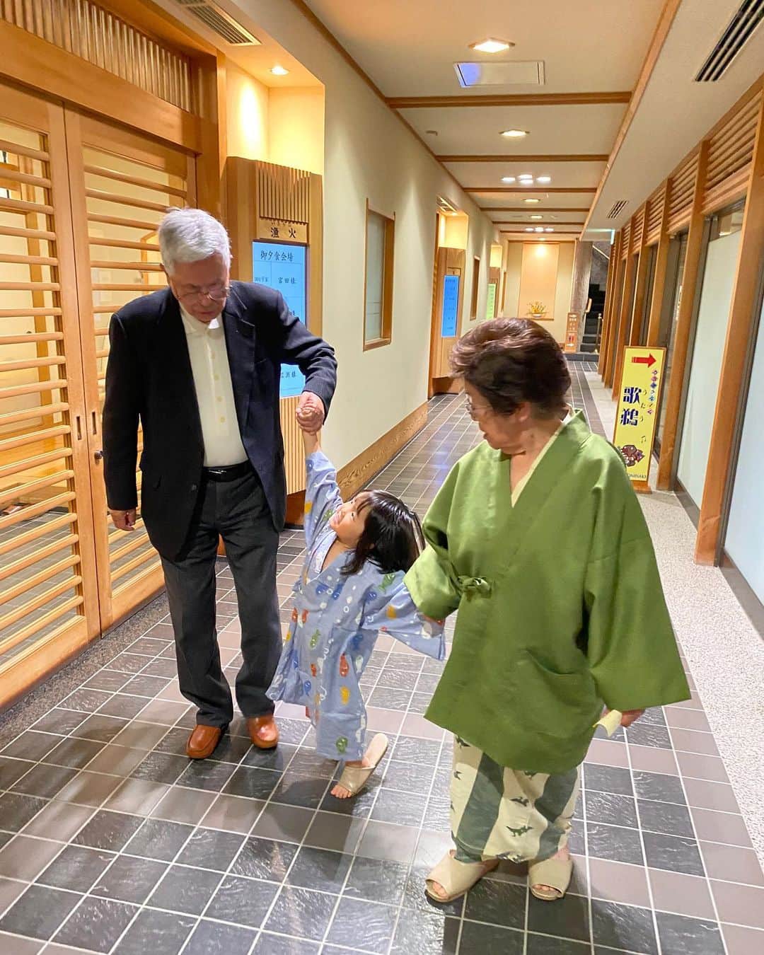 清澤恵美子のインスタグラム：「先日、パパママがお仕事の時に息子くんは曽祖父、曽祖母と祖父と一緒に温泉旅行へ行ってきました☺️ 私も祖父祖母との旅行なんていつしたっけ？？というくらいした記憶ないのに笑 歳の差約90歳近く😍 すごい経験をさせていただきました^ ^ 3歳にしてこんなにも色んな方に愛情頂いているのでたくさんの方に愛を捧げるような人になってほしいですね^ ^」