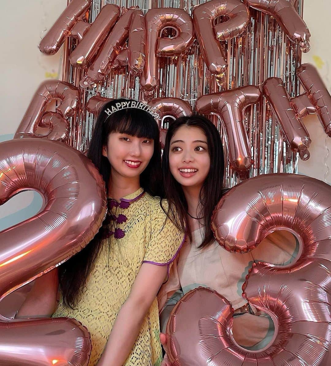 神田萌衣のインスタグラム：「5/17は相方さんの誕生日ということで 神田東京飛んできました🗼✈️  夜中に彩音が帰ってくるまでに酸欠なりながら風船膨らました🎈 想像以上に喜んでくれてプレゼントも最高に可愛く着こなしてくれて幸せでした🫢🤍  もぉ、気づけば8年目です 半年振りにあったけどそんな感じ全くしなくて少しの時間だったけど最高に楽しい時間だった🥹  いつまでも仲良く楽しい時間を共有していけたらなと思う日でした☺️ お誕生日おめでとう🎉 最高な一年にしてね🫶🏻」