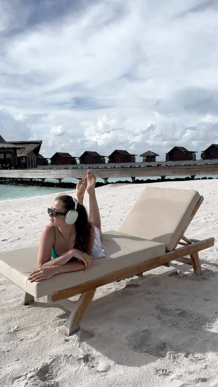 カミラ・ワリエワのインスタグラム：「День четвёртый…😂  @grandparkkodhipparu  @maldivianacom  #grandparkkodhipparu  #maldiviana   #kamilavalieva #beach #sea #fun #figureskating #maldives #funny #holiday #trending #sun #relax #отдых #море」