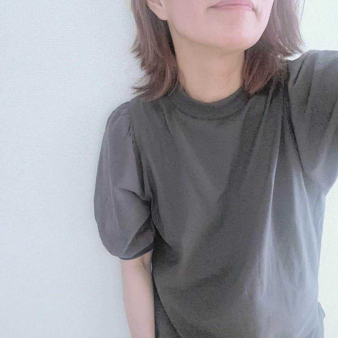 イガリシノブのインスタグラム：「#しまむら @seasonreasonbylin.andred  #骨格美人調整 このTシャツ形イケてるぜ🤭 肩幅は感じつつも，胸囲をくびれさせてくれてて、他あれもこれも、、めちゃいけてる✊  小さな声で言うと、、痩せて見える🤤」
