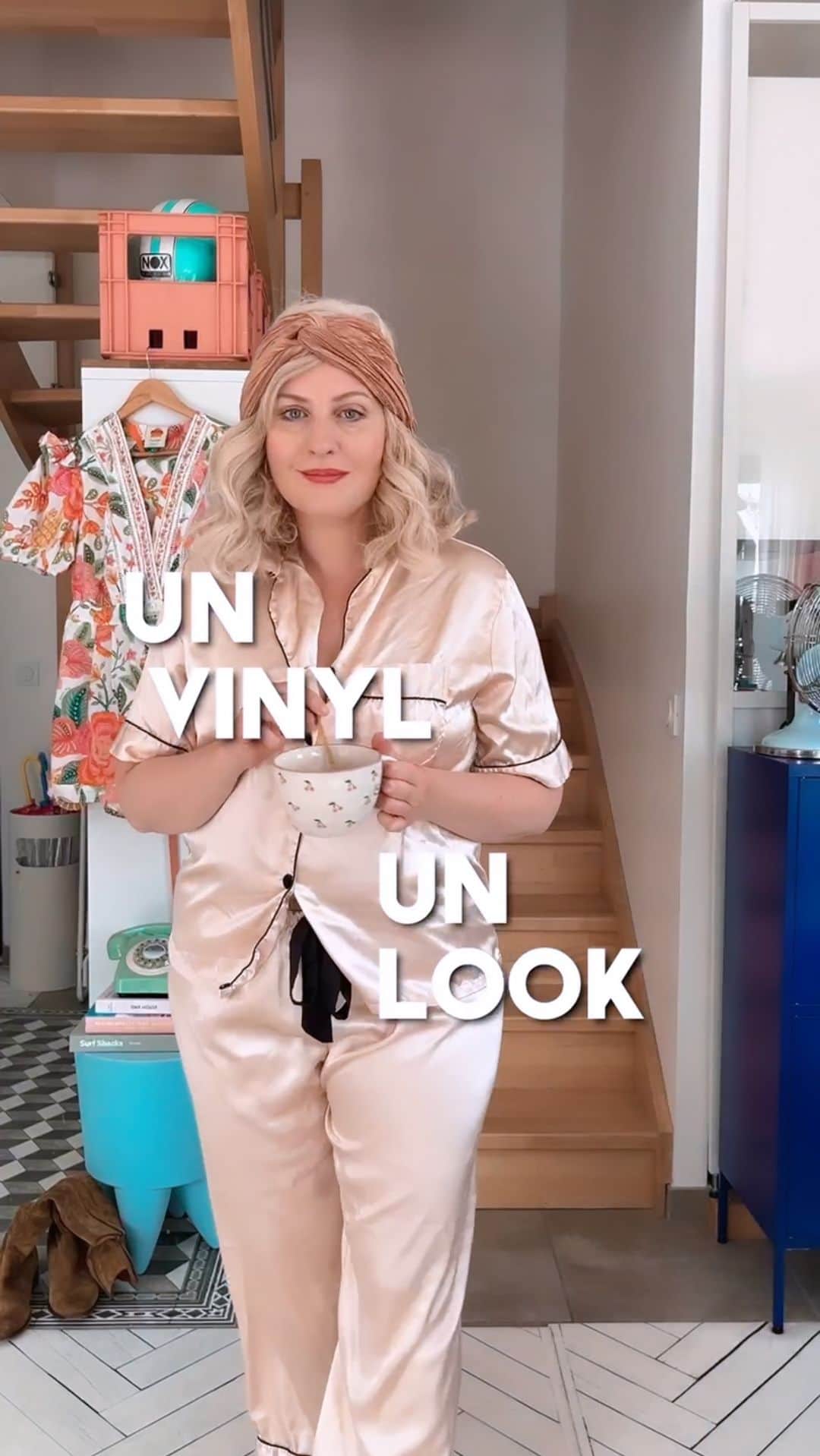 Elisaのインスタグラム：「Je mets quoi ce matin?! Et si vous laissiez la musique vous inspirer….  J’ai offert ce vinyle à mon chéri, il y a peu, c’est un album parfait pour se réveiller en douceur avec cette voix alanguie et ces sonorités latinos. C’est le deuxième album en anglais de la chanteuse d’origine colombienne. C’est sensuel, bourré de références soul, parfaitement maîtrisé et exécuté . J’ai même réussi à faire fi de mon aversion pour l’auto tune, heureusement utilisé avec parcimonie. Kalis Uchis instaure une rythme lascif et brûlant et moi après mon thé, tout en l’écoutant, cela me donne envie d’un look structuré, sans fioritures mais avec des couleurs et des imprimés. J’espère que ce nouveau format vous plaît...penser ses looks avec du bon son. Je vous embrasse et vous souhaite une magnifique journée  Combinaison @farmrio  Bottes incontournables depuis des années @sezane  Boucles d’oreilles Sezane  Parfum @aimeskincare  Baume lèvres & joues collaboration @maison_sauge & @lerougefrancais  Sac Sezane」