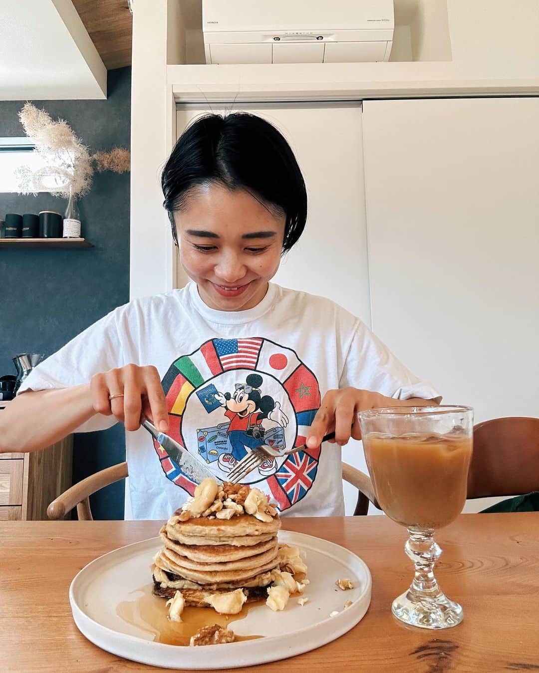 忍舞のインスタグラム：「パンケーキ🥞が無性にたべたすぎて でもヴィーガンが食べたいしけど近所ないし たまに行くところは小麦粉だから 自分で作った  ヴィーガンオートミールパンケーキ❤️ 美味しくできたけど 美味しくできた時こそ息子に食べてほしくなるーーww  次はうまく作れるかなw  トッピングは ヴィーガンバター、ピーナッツバター、砕いたナッツ、メープル、シナモン、バナナ🍌 お店だったら高そうwww  豆腐が多めに入ってるからカロリー低そう🤤❤️  #オートミールパンケーキレシピ  #オートミールパンケーキ #オートミールレシピ #グルテンフリーパンケーキ #ヴィーガンパンケーキ #ヴィーガングルテンフリーパンケーキ #豆腐レシピ」