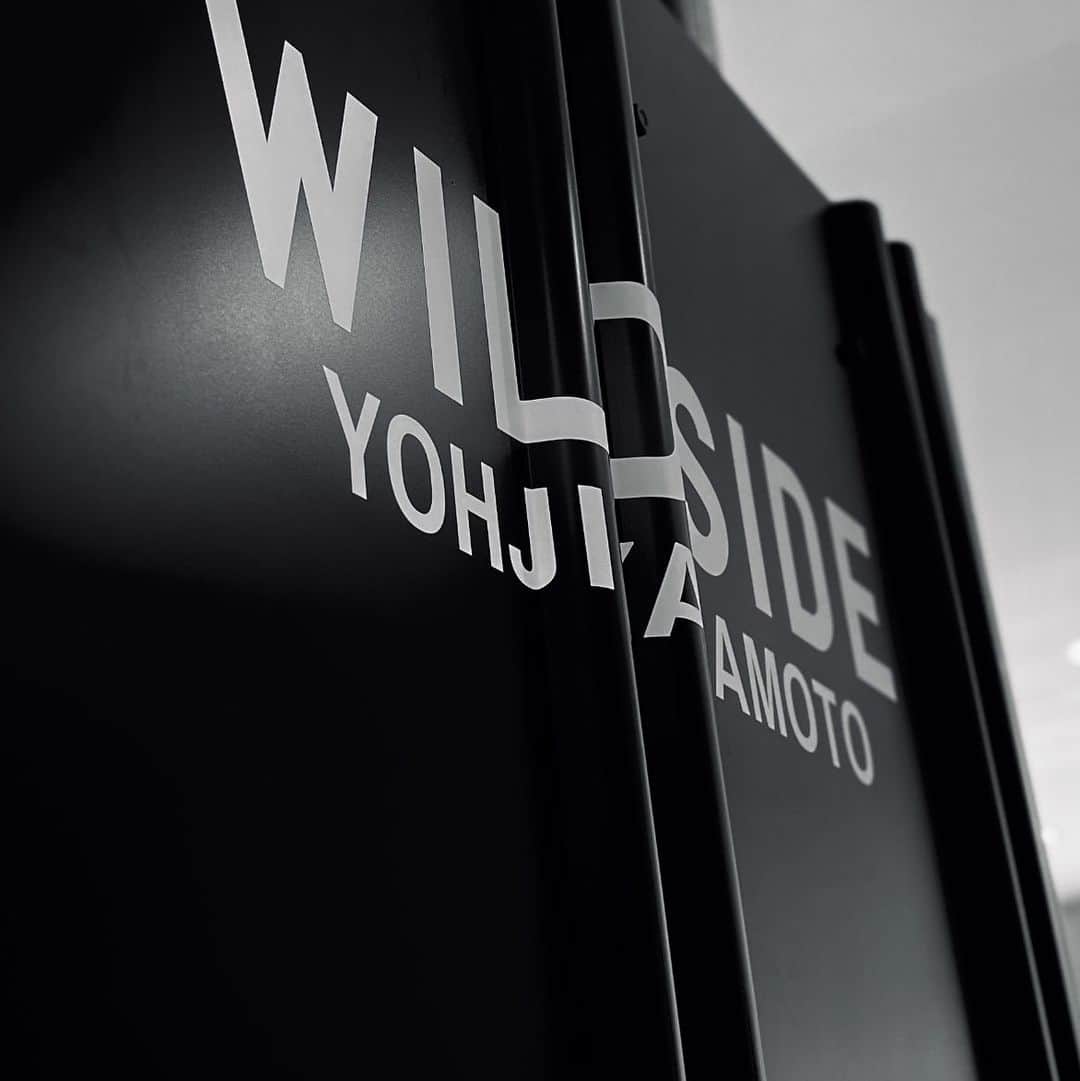 ヨウジヤマモトのインスタグラム：「@wildsideyohjiyamamotojp: POP UP STORE at HANKYU MEN'S TOKYO ⁠ コンセプチュアルプロジェクト #WILDSIDEYOHJIYAMAMOTO の期間限定ストアが #阪急メンズ東京 1Fにオープン。⁠ ⁠ ［先行販売］Yohji Yamamotoのブランドロゴ"Y”を象ってデザインされた、WILDSIDE YOHJI YAMAMOTOオリジナルライン「INAZUMA」Tシャツを先行発売。⁠ ⁠ WILDSIDE YOHJI YAMAMOTO⁠ POP UP STORE at #HANKYUMENSTOKYO⁠ 阪急メンズ東京 1F ⁠ - 開催期間中 @wildsideyohjiyamamotojp のフォロー画面を店頭でご提示いただいた方に、WILDSIDEステッカーをお渡しいたします。 (限定数)⁠ ⁠ #WILDSIDE⁠ #YohjiYamamoto⁠」