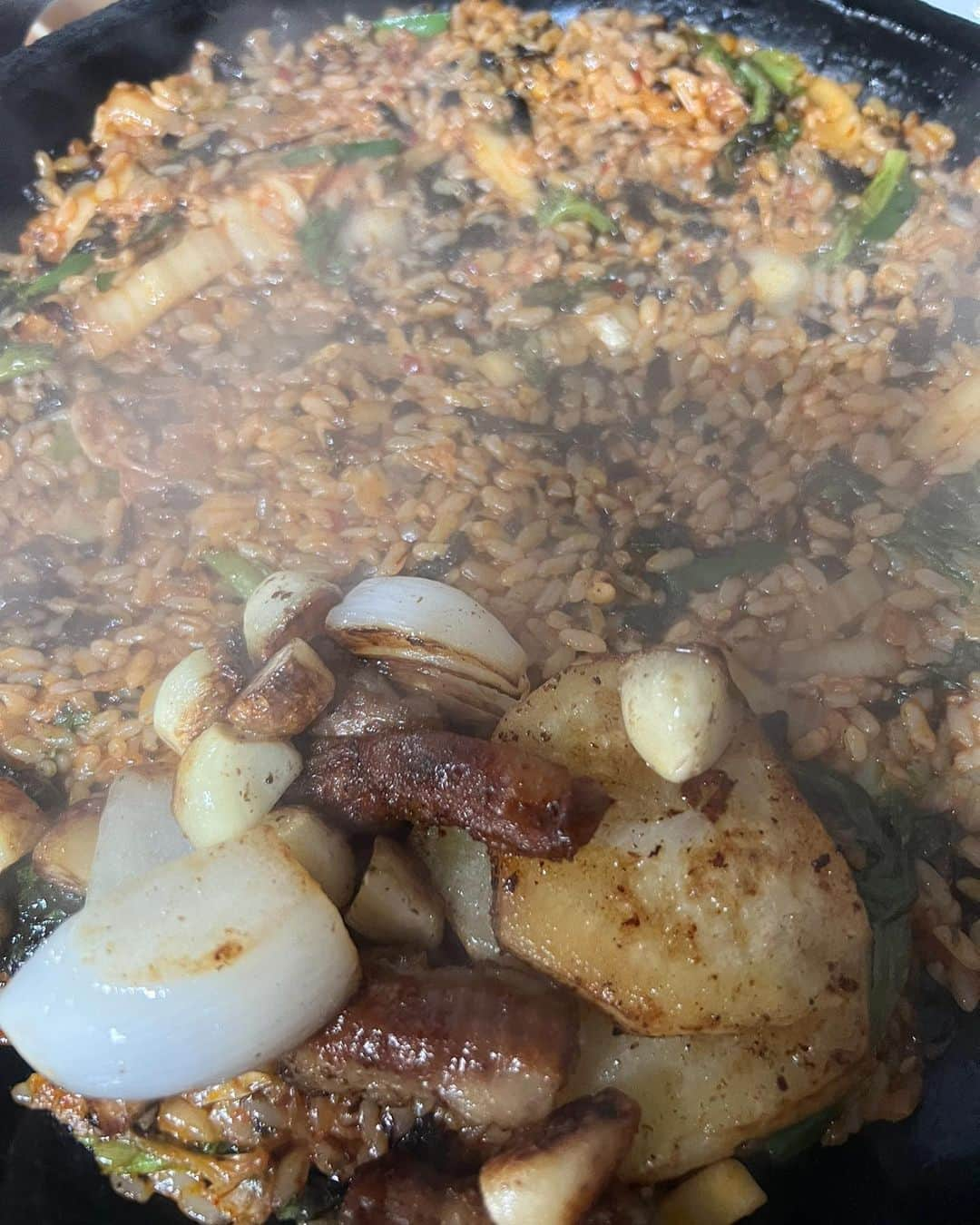 ハン・ソナさんのインスタグラム写真 - (ハン・ソナInstagram)「휴차🌿 늦잠 자고 일어나서  가볍게 산책후  맛있는 저녁을 먹고  목마른 사슴을 만난 후 좋아하는 국밥에 감칠맛나도록 한잔하고  또 길을 걷다 우연히 술도녀도 만나고.. #진정한워라벨을꿈꾸며 ✨」5月17日 14時27分 - shh_daily