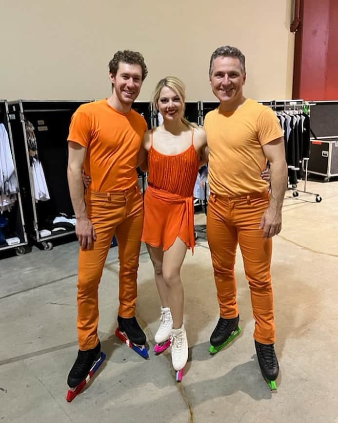 アレクサ・シメカのインスタグラム：「If you can guess our 3 food names you win a prize!   I love this orange trio!🧡🍊」