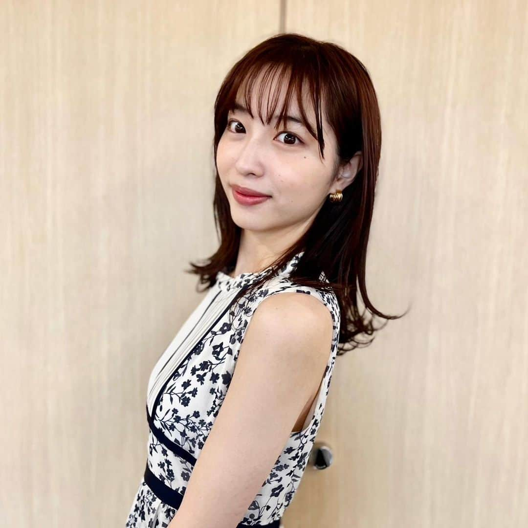 フジテレビ「めざましテレビ」さんのインスタグラム写真 - (フジテレビ「めざましテレビ」Instagram)「ファッション雑誌CanCamとコラボした お天気コーナー「きょう何着て行く？」 林佑香の毎日のコーデを紹介♪  5月17日（水）  【きょうのコーデ】 ・コート[共布ベルト付き]→ @resexxy_official 9900円 ・ワンピース→ @lily_brown_official 1万9910円 ・靴→ @talantonbydiana 2万3100円  ・イヤリング→ @anemone_official 2640円  【コーデのポイント】 小花柄プリントに、スカート部分のプリーツ切り替え、胸元のブラウス風ディテールなど、存在感たっぷりのワンピース👗ブルーのジャケットを重ねて上品に着こなせば、きちんと華やかな印象に🌷仕事帰り、予定がある日にぴったりなコーデ🍽️  #めざましテレビ #きょう何着て行く？ #林佑香 #今日のコーデ #コーデ #CanCam #今日のファッション#ootd #きょう何着て行く？は月〜金朝6時22分ごろ放送📺 #ゆかちゃん #きれいめコーデ #きれいめカジュアル #大人コーデ #初夏コーデ #オフィスカジュアル #上品コーデ #アナウンサー衣装」5月17日 14時29分 - mezamashi.tv