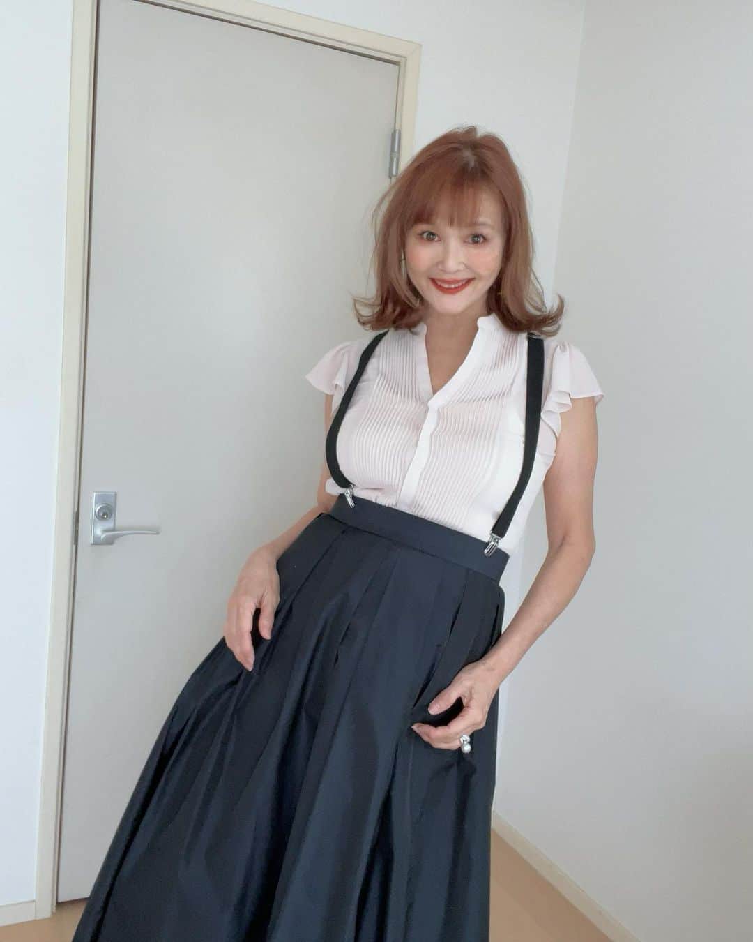 高見恭子さんのインスタグラム写真 - (高見恭子Instagram)「信じようあなたが歩んでいるその道を。  #suspender#suspenderstyle  #skirt#skirtstyle  #feminine #femininestyle  #fashion #fashionstyle  #smile」5月17日 14時35分 - takami_kyoko