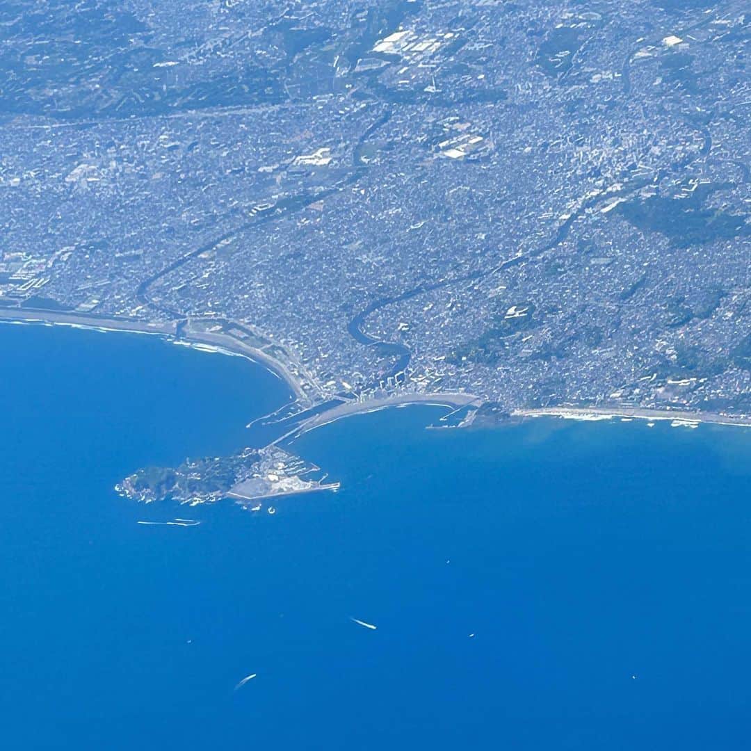 純名里沙さんのインスタグラム写真 - (純名里沙Instagram)「昨日は訳あって関西日帰り✈️💨💨  しかし、久しぶりの空からの富士山は美しかった🗻✨✨  私、お空の上、大好きなんですよねー^ ^ 江ノ島もくっきり見えましたよ！  今日は夏の暑さでサーファーもたくさんでしょうね🌊🏄‍♂️  どなた様も気温の変化にお気をつけてお過ごしくださいね🍀  #空からの富士山  #空からの江ノ島 #富士山 #江ノ島 #飛行機好き #✈️ #チラリと寄った展望台 #飛行機発着 #海外に行きたくなりました」5月17日 14時44分 - risajunna3158