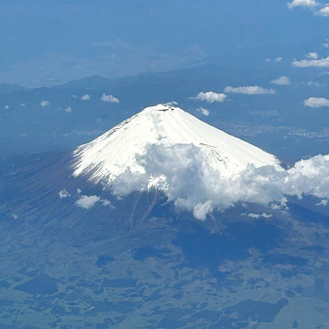 純名里沙のインスタグラム：「昨日は訳あって関西日帰り✈️💨💨  しかし、久しぶりの空からの富士山は美しかった🗻✨✨  私、お空の上、大好きなんですよねー^ ^ 江ノ島もくっきり見えましたよ！  今日は夏の暑さでサーファーもたくさんでしょうね🌊🏄‍♂️  どなた様も気温の変化にお気をつけてお過ごしくださいね🍀  #空からの富士山  #空からの江ノ島 #富士山 #江ノ島 #飛行機好き #✈️ #チラリと寄った展望台 #飛行機発着 #海外に行きたくなりました」