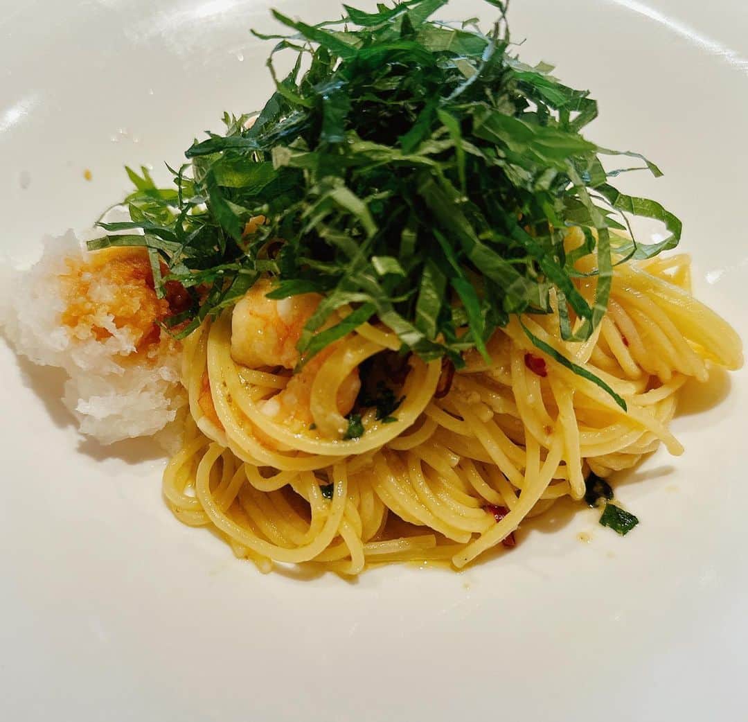 石川梨華のインスタグラム：「お昼ごはん何食べたんだろう？  ピラティスの後にパスタ食べました😋 エビと大葉のペペロンチーノに大根おろしをトッピング！ まいう〜でした🩷  #石川梨華 #モーニング娘og #リアル梨華 #二児の母 #年子 #やんちゃボーイズ #お昼ご飯何食べたんだろう #梨華パスタに感動」