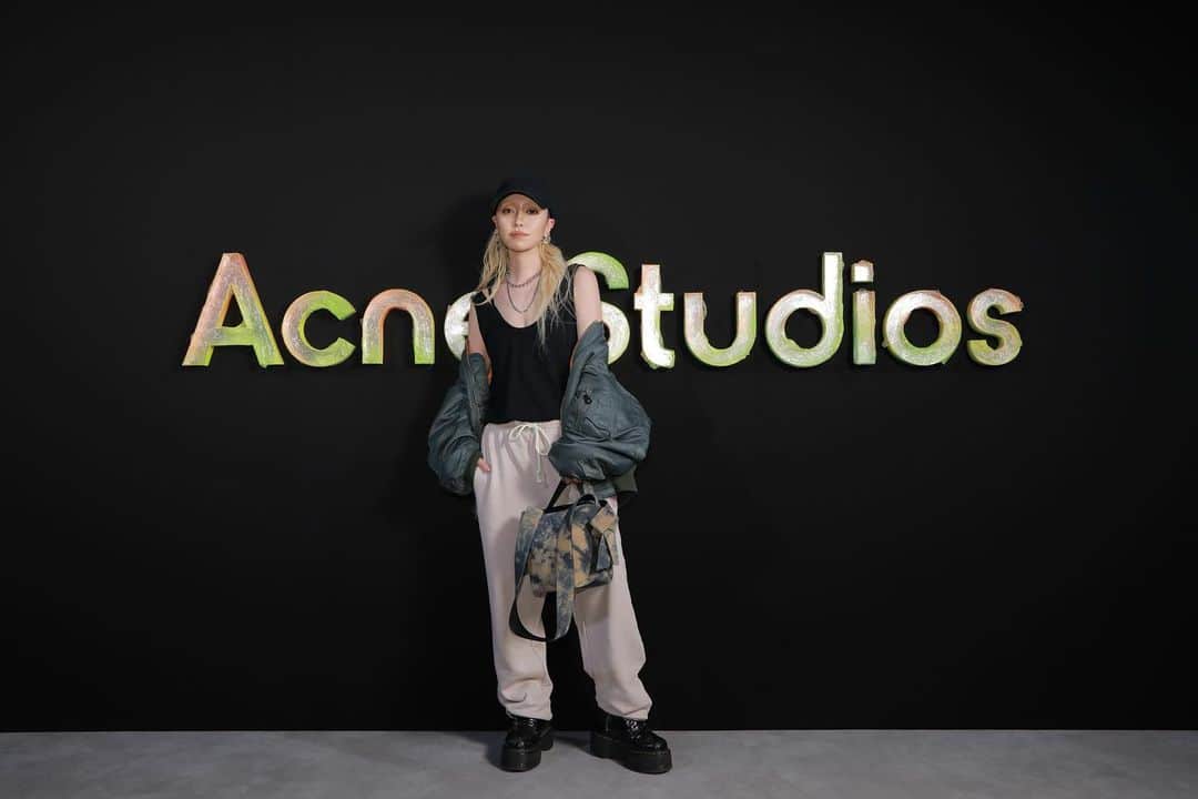 PELIのインスタグラム：「@acnestudios  2023 FALL & WINTER Evening Cocktail 🧊  ショーのアートピースがキラキラ💎✨  アクネのスウェットパンツとタイダイ調のサイズも最高なカバンで❤️‍🔥  #acnestudios #ShonaHeath」