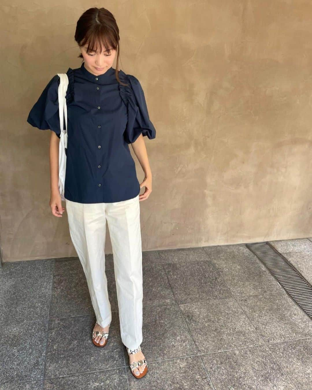 蛯原英里さんのインスタグラム写真 - (蛯原英里Instagram)「お気に入りトップス♡  最近、よく着ているので 友達にもどこのブランド？ と聞かれます🤭  この優秀ブラウスは お友達の@amiharunaami ちゃんが @newans.officialで ナビゲートしたライン✴︎  どれも気になるアイテムばかりですが 私は、このトップスに一目惚れ😊  肩の切り返し、袖のボリュームや 丈感で華やかに見えるし 気になる二の腕を隠せてさすが👏  普段着としてカジュアルでも 参観日や記念日などオケージョンにも どんなスタイルでも活躍できるから お気に入りです♡  トップス#newans  #優秀  #blouse  #ママ友に聞かれる #fashion  #オケージョン  #カジュアルコーデ」5月17日 15時02分 - eriebihara