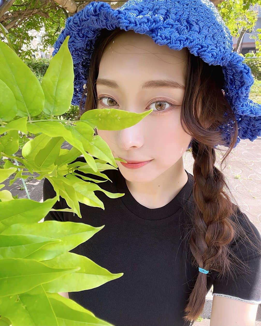 瀬名ひなののインスタグラム：「最近のお気に入りたち🫶  🌱sunscreen @dr.g_official_jp  スキンケアのクリームも愛用してる  🤎eyeliner&mascara @dupeyebeauty  描きやすくてダマにならない🤝 ブラウンとブラックの間の絶妙な色もカワイイ  🌼hair balm @treeoflife_official  ミモザの香りが心地良すぎる  💧contact lenses @hapakristin_jp   #スキンケア #日焼け止め #アイライナー #マスカラ #ヘアバーム #カラコン #カラコン着画 #生活の木 #DrG #Dup #hapakristin」