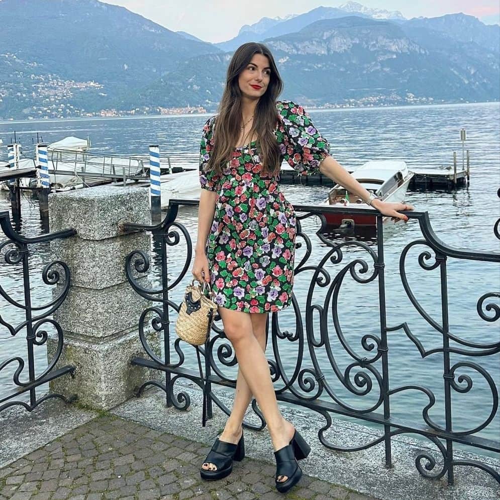 のインスタグラム：「La magnifique @valentorya en tenue fleurie avec nos mules Theresa aux pieds 🌷🌞  #summer #mellowyellow #mules」