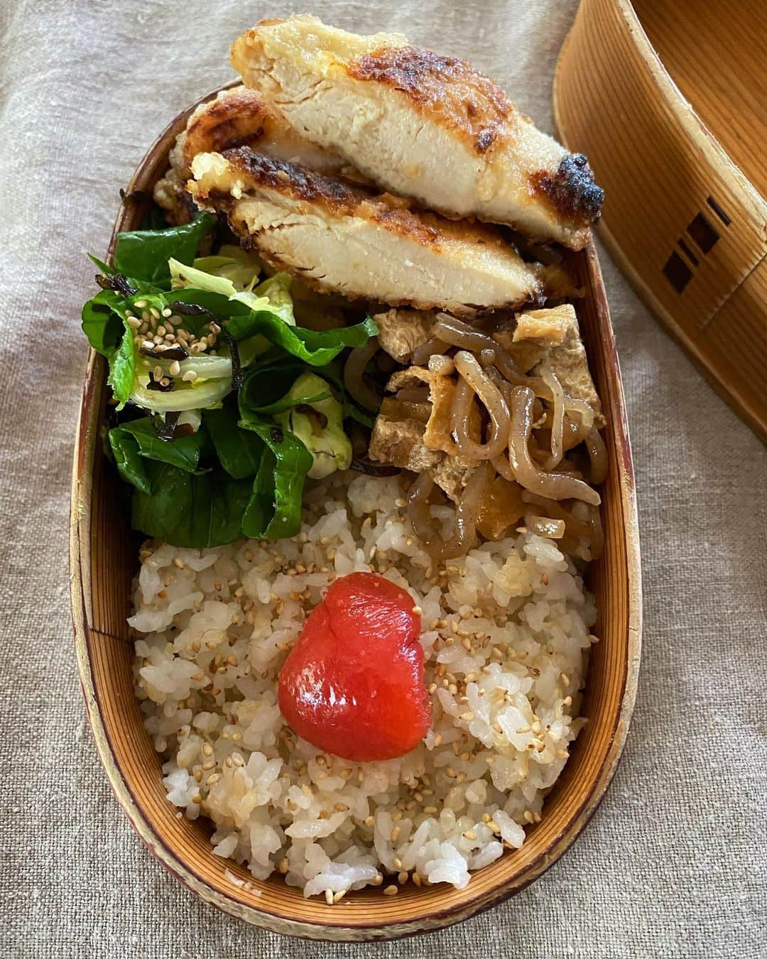 aomojiさんのインスタグラム写真 - (aomojiInstagram)「今日のお弁当と 近頃のお弁当  おかひじきのお浸し 切り干し大根煮 ごぼうと生姜煮〔２日目〕 胸肉とピーマンの甘酢炒め 玄米入りご飯  鮭ほぐしのせ弁当 切り干し大根煮 ごぼうと生姜甘辛炒め煮〔1日目〕 もち麦入りご飯  ごぼうと生姜湯通し豚肉和え 蕪の葉のお浸し 半熟たまご 玄米入りご飯  鶏胸肉玄米塩麹漬け焼き 糸コンと油揚げ煮 小松菜とセロリの塩昆布和え 玄米入りご飯  かやくご飯ごぼうにんじん油揚げ 野菜たっぷりメンチ 蓮根ニンニク塩炒め 半熟たまご 玄米入りご飯  塩ます焼き もやしと油揚げので含め煮 半熟たまご もち麦入りご飯  #お弁当#曲げわっぱ弁当 #まげわっぱ弁当箱 #大館曲げわっぱ #大館工芸社 #家族弁当#暮らし#日々#サラメシ弁当 #弁当記録 #常備菜弁当#自然光 #自然食#obento #lunchtime #lunchbox #homemade #homecook  #foodstagram #foodporn #life #yummy #aomojibento」5月17日 15時00分 - aomoji