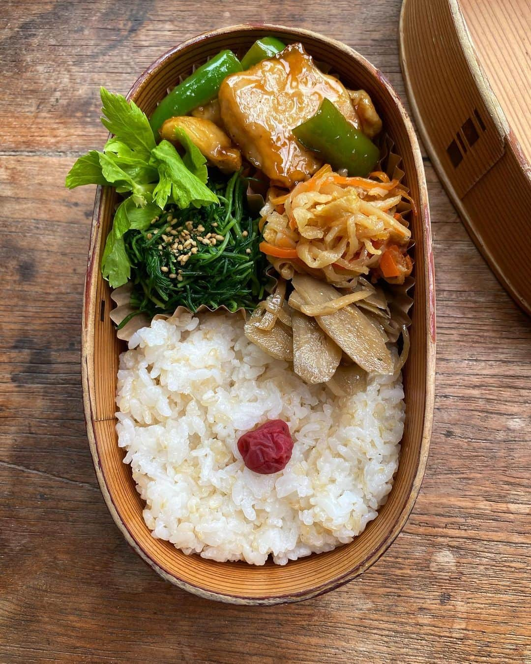 aomojiのインスタグラム：「今日のお弁当と 近頃のお弁当  おかひじきのお浸し 切り干し大根煮 ごぼうと生姜煮〔２日目〕 胸肉とピーマンの甘酢炒め 玄米入りご飯  鮭ほぐしのせ弁当 切り干し大根煮 ごぼうと生姜甘辛炒め煮〔1日目〕 もち麦入りご飯  ごぼうと生姜湯通し豚肉和え 蕪の葉のお浸し 半熟たまご 玄米入りご飯  鶏胸肉玄米塩麹漬け焼き 糸コンと油揚げ煮 小松菜とセロリの塩昆布和え 玄米入りご飯  かやくご飯ごぼうにんじん油揚げ 野菜たっぷりメンチ 蓮根ニンニク塩炒め 半熟たまご 玄米入りご飯  塩ます焼き もやしと油揚げので含め煮 半熟たまご もち麦入りご飯  #お弁当#曲げわっぱ弁当 #まげわっぱ弁当箱 #大館曲げわっぱ #大館工芸社 #家族弁当#暮らし#日々#サラメシ弁当 #弁当記録 #常備菜弁当#自然光 #自然食#obento #lunchtime #lunchbox #homemade #homecook  #foodstagram #foodporn #life #yummy #aomojibento」