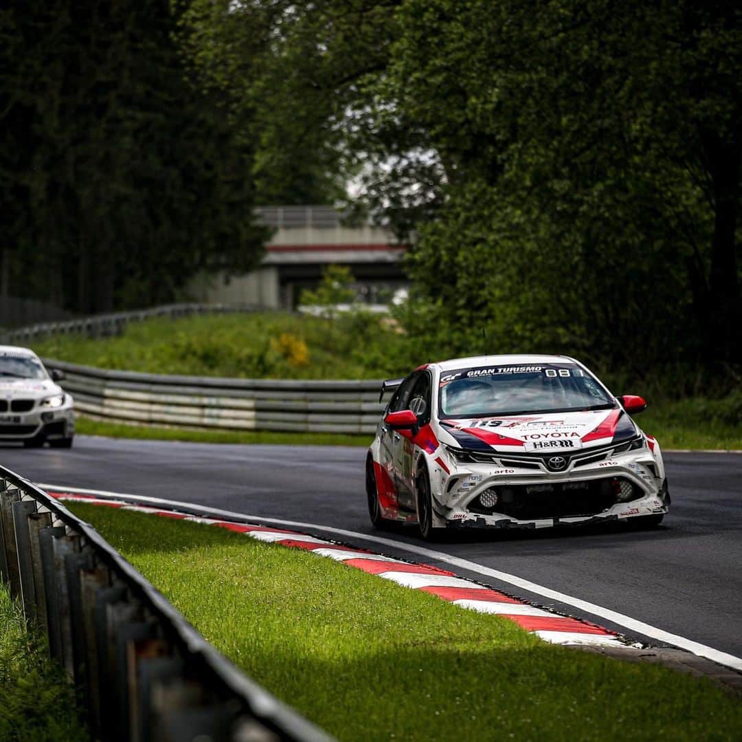 Toyota team thailandさんのインスタグラム写真 - (Toyota team thailandInstagram)「🚗🇹🇭TGRTT กับการป้องกันแชมป์โลกสมัยที่ 4 รายการมาราธอนสุดโหด 24 ชั่วโมง 51th ADAC 24h Race Nürburgring วันที่ 18-21 พฤษภาคมนี้ Nürburgring สนามแข่งขันในตำนานตั้งอยู่ที่เมืองนูร์เบอร์ก ประเทศเยอรมนี ที่นักแข่งและทีมแข่งรถยนต์ทั่วโลกอยากจะไปสัมผัสประสบการณ์ความท้าทาย ความหฤโหดและอันตรายเป็นอันดับต้นๆ ของโลก กับความยาวสนามกว่า 25 กม. 73 โค้ง  กับการครบรอบ 10 ปี ของทีมกับการเดินทางไปลงแข่งขันในสนาม Nürburgring สร้างผลงานและชื่อเสียงมากมายให้กับประเทศ ยกระดับวงการมอเตอร์สปอร์ตไทยให้เป็นที่รู้จักในระดับโลก TGRTT จะใช้รถ TOYOTA Corolla Altis GR Sports 2 คัน หมายเลข 119 ขับโดย arto, MadCow, Man, Ton และ 120 ขับโดย Jum, Hong, Kawamura ที่ในปีนี้จะมีทีมร่วมลงแข่งขัย 136 ทีมด้วยกัน ร่วมเป็นส่วนหนึ่งในความสำเร็จของคนไทยในวงการมอเตอร์สปอร์ตระดับโลก🇹🇭」5月17日 15時10分 - toyotagazooracingteamthailand