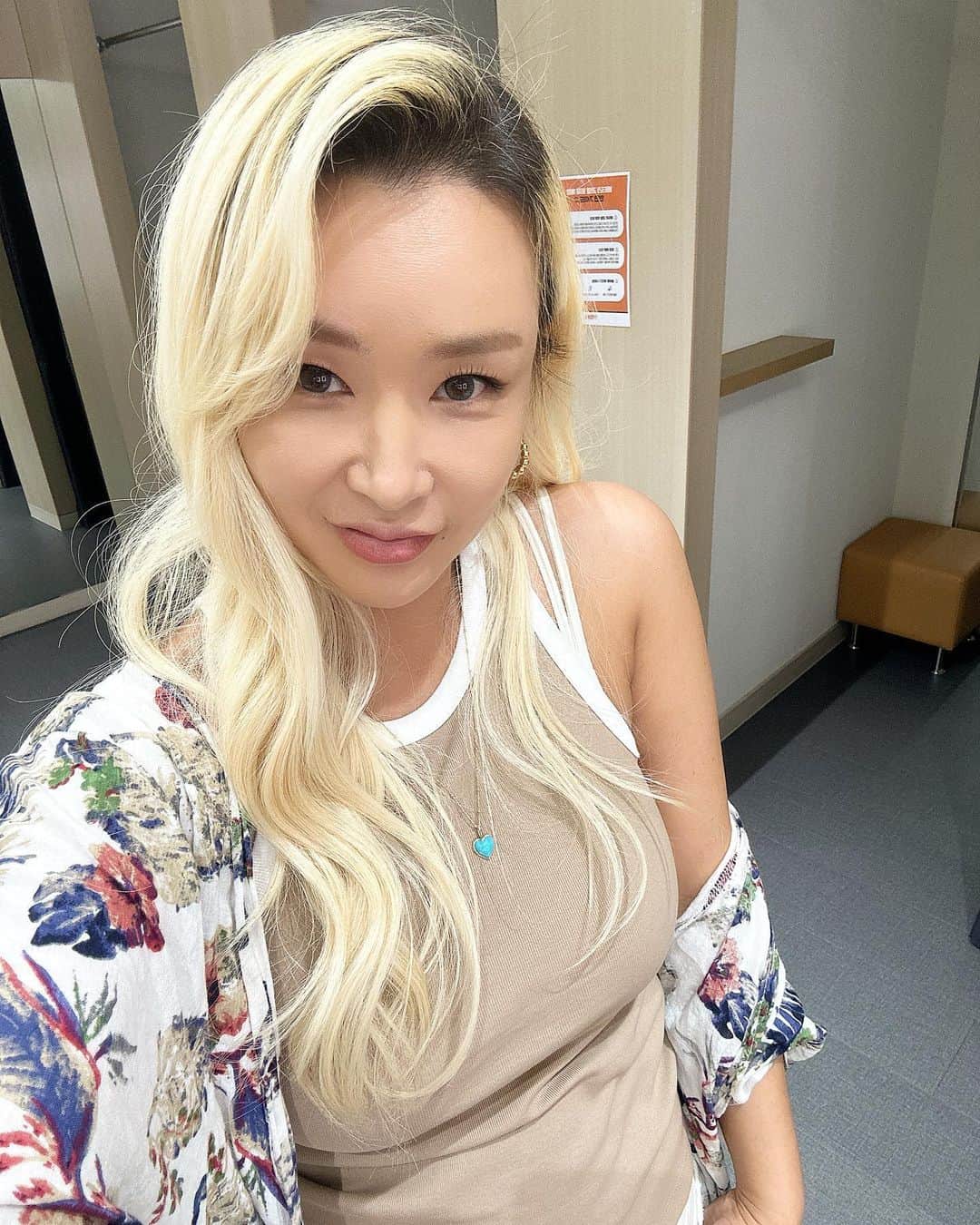 のインスタグラム：「어깨를 요렇게🤭 . . . #미국언니스탈#미제언니#배윤정」