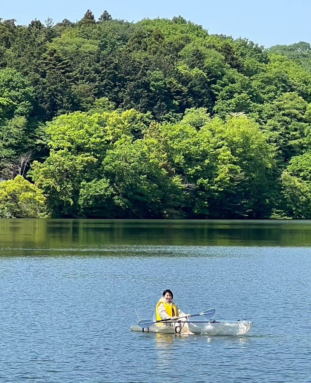 小島奈津子さんのインスタグラム写真 - (小島奈津子Instagram)「2023.5.17 #ぶらり途中下車の旅　 ご視聴ありがとうございました。  #メッツァビレッジ　の#宮沢湖　で #クリアカヌー 湖面をより近く感じられて、気持ちいい💙 緑も深く、深呼吸をたくさんしてきました💚 奥の森には、鹿の親子が住んでいるのだと🦌 朝早くだと、見られることもあるそうですよ。  メッツァビレッジ、初めてうかがいました。 犬の散歩もできるし、北欧の雑貨屋さん、カフェもいくつもあって、すごくリフレッシュできます。 埼玉県人としては、むかーし、むかしの宮沢湖を知っているので😂😂😂、、、 こんなに変化してたのね！全く違う！！🙌 お隣には、#ムーミンバレーパーク　や 日帰り温泉もあるので、次回はそちらと合わせて行ってみようっと。 #4枚目の写真が好き」5月17日 15時07分 - kojimanatsuko_official