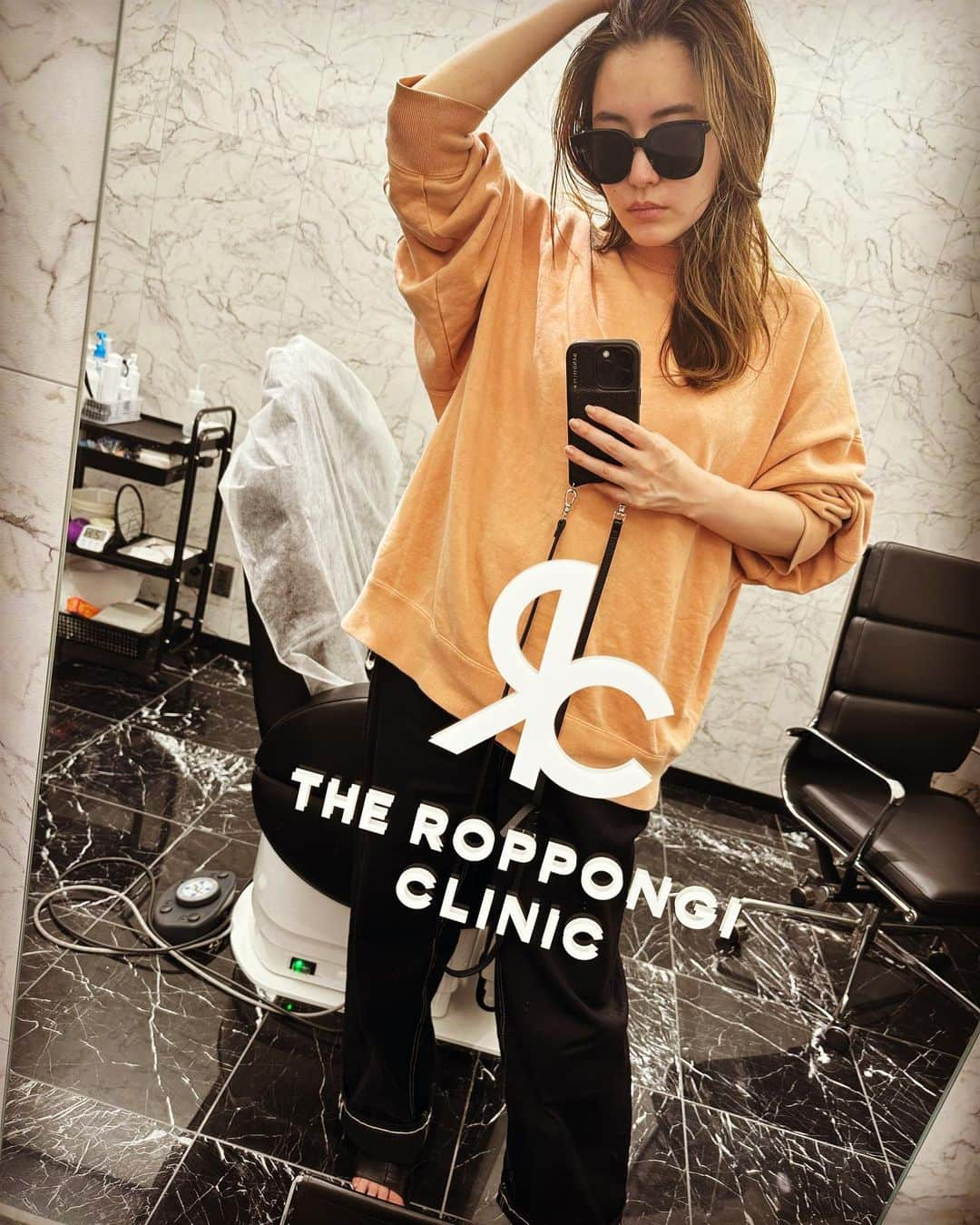 林みなほさんのインスタグラム写真 - (林みなほInstagram)「久しぶりのザロク👏✨ @the_roppongi_clinic   いつでも綺麗に美しく！ が理想ですが、ズボラな私はなかなかそううまくはいかず😂笑 年に数回、綺麗になりたい‼︎と思う 美容強化スイッチがONしたタイミングで 必ず沙也加先生 @dr.sayakanagao を頼りに 予約を入れて頂いています。 大体その気合いの入った2〜3ヶ月(短っ😂)で、 2.3回お世話になり、満足してまた数ヶ月後に駆け込む、 みたいなことを繰り返しています🫶笑  駆け込むと、 着実に今の状態を正確に捉えて やるべきことを提案して下さり 悩みを解決して美を引き上げて下さって、 一緒に私の美容強化期間を並走して下さるので、 とても頼りにしています✨  肌管理と、ボトックス、ヒアルロン酸、目の下の脱脂、などが上手な沙也加先生は、私の家族や友人も度々お世話になっています✨  私は今日、目尻・タレ目ボトックスの相談に来ました😘✨ →ボトックス、してもらいました🫶これが個人的に目の印象を優しくしてくれたと思ってる‼︎  あと、先日韓国に行った時に、友人の美容皮膚科に付き添い、カウンセリングしてもらったら、 ほうれい線と唇が気になる！と言われたので😇笑 それも相談してみます🤔笑 →ひとまずほっぺのお肉が多いからそこにチンセラプラスしてもらいました！唇はいじらずっ 角質と黒ずみに効く鼻パックと顔脱毛も提案してもらい、行いました🫶  自分でも気づかないぐらいの ほんの少しのナチュラルな変化が、 "あれ、なんか可愛くなった?" "なんか垢抜けた?" "なんか透明感出た？" に繋がることを教えてくれたのは沙也加先生です✨✨  自分の気分を高めてくれる美容って、 やっぱりいいですよね👏💓」5月17日 15時08分 - hayashiminaho