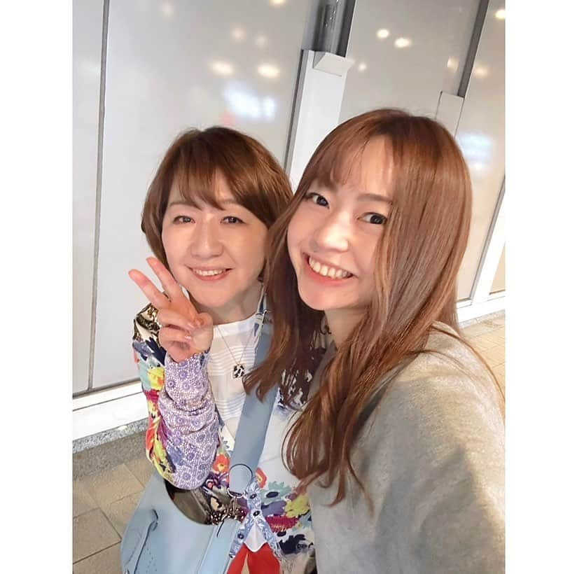 浅田梨奈さんのインスタグラム写真 - (浅田梨奈Instagram)「デート🧡💛 いつも楽しい素敵な時間をありがとうございます🥰 美味しいお寿司と大将の人柄も最高でした🍣  お揃いのキラキラアイシャドー🪞🪄︎︎ ありがとうございます！ 両親、姉妹、家族写真みたい🥰  本当にいつも感謝です💓 #bowling #ボウリング #プロボウラー #浅田梨奈 #大阪 #bsd #デート #浪速波留加」5月17日 15時14分 - asdrn528