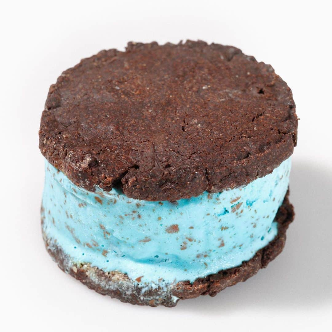 カフェ ホホカムのインスタグラム：「🍪ICE CREAM SANDWICH🍪 @hohokambakeshop から新しいメニューが新登場❗️大人気のクッキーに美味しいアイスクリームを挟みました🤗 こちらはダブルチョコレートクッキーにチョコミントアイスクリームをサンド🩵 (ただいま、期間限定チョコミントメニューの最中ですが、こちらの商品はチョコミントメニュー終わってからも提供します🥰)テイクアウトもできますよ〜🛸 お食事の後に食べても、コーヒーと一緒に飲んでも🙆🏻‍♀️❤️ 衝撃的な美味しいさです🤯⚡️💞 ※一日数量限定になります🙏 #icecreamsandwich #cookies #icecream #strawberryicecream  #アイスクリーム部 #アイスクリーム  #アイスクリームサンド #chocomint #chocolate #mint #bananasprit #sundae #shake  #hohokamdiner #チョコミン党」