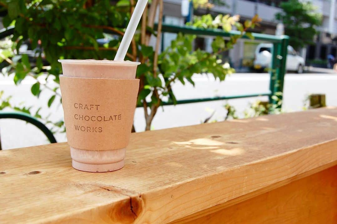 CRAFT CHOCOLATE WORKSさんのインスタグラム写真 - (CRAFT CHOCOLATE WORKSInstagram)「. 夏の定番ドリンク【cold chocolate】  チョコレートとミルクとカカオニブのスムージー。  チョコレートシェイクとも言えますね。 暑い日にはぜひ。 . . . #craftchocolate #beantobar  #クラフトチョコレート #ビーントゥバー #コールドチョコレート」5月17日 15時15分 - craft_chocolate_works