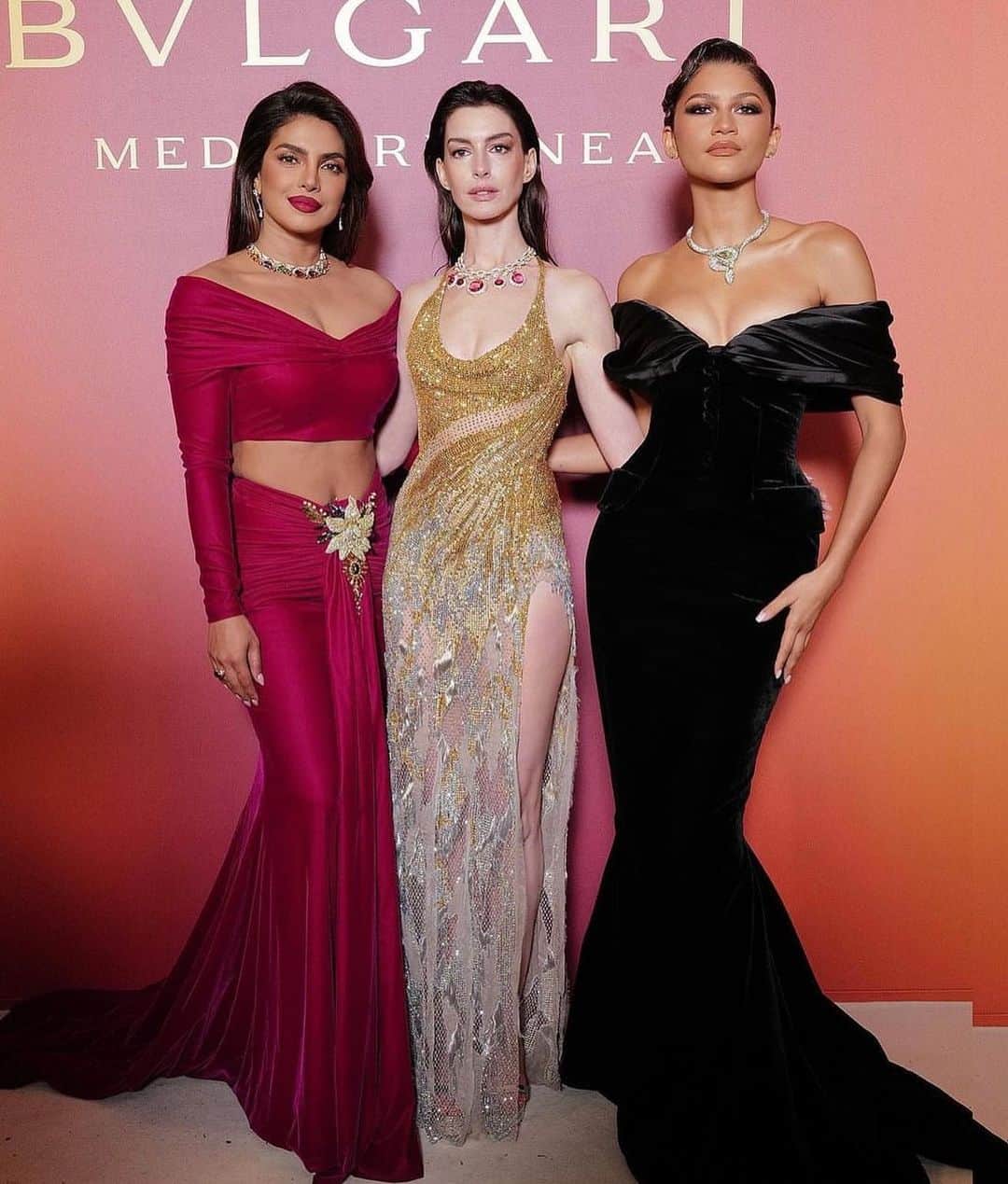 ELLE Polandさんのインスタグラム写真 - (ELLE PolandInstagram)「Stunning! ✨Anne Hathaway, Zendaya i Priyanka Chopra zachwyciły szykownymi stylizacjami podczas wydarzenia organizowanego w Wenecji przez @bulgari. Kiedy światowe gwiazdy kina spotkały się na czerwonym dywanie w Cannes, trzy ambasadorki marki Bulgari, wybrały się do Włoch by pojawić się na prezentacji nowej kolekcji luksusowej biżuterii.   #bulgarimediterranea」5月17日 15時28分 - ellepolska