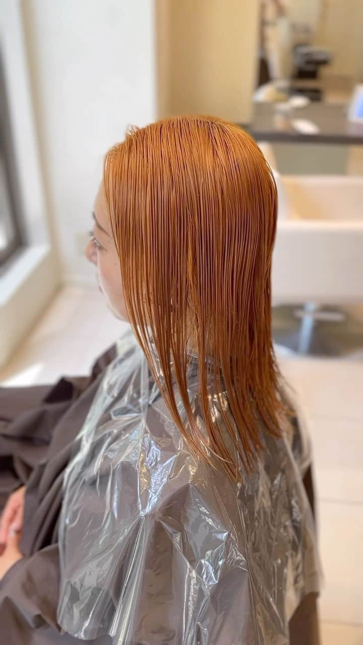 渡辺義明のインスタグラム：「𝑑𝑜𝑢𝑏𝑙𝑒 𝑐𝑜𝑙𝑜𝑟　🍊→🤎  𝑚𝑒𝑑𝑖𝑢𝑚 ℎ𝑎𝑖𝑟　💇‍♀️→✨  #スタイルチェンジ  #ブラウンベージュ  #透明感カラー」