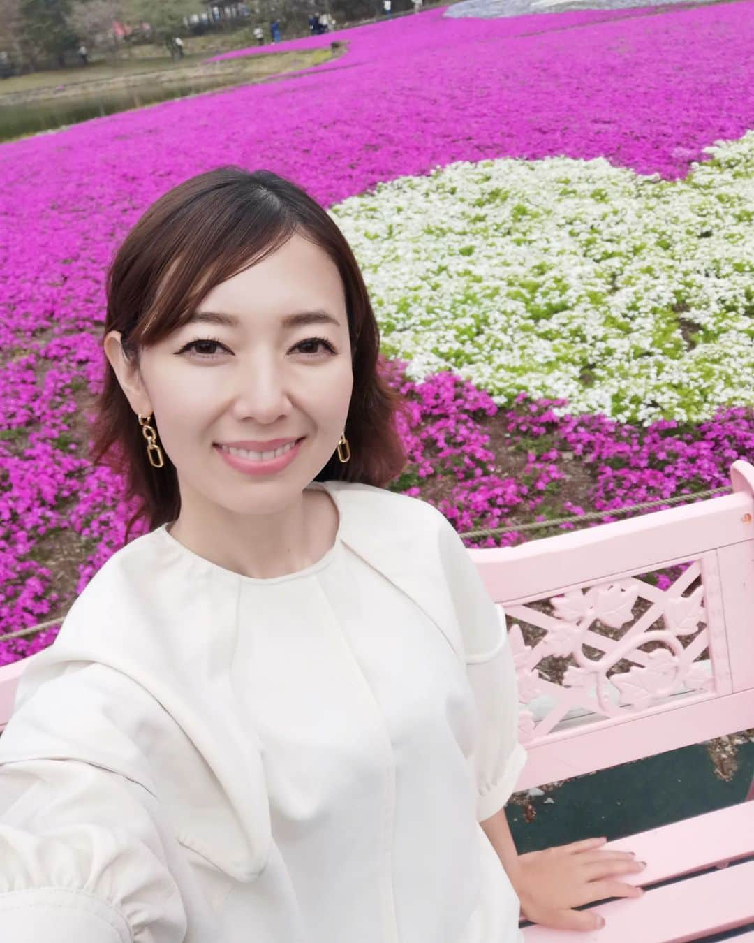 杉山由紀子さんのインスタグラム写真 - (杉山由紀子Instagram)「ウォーカープラスに♡ 富士の芝桜を取材しに行ったのが掲載中🌸✨　  ほんとに綺麗だったなー✨✨✨ お花ってタイミングがあるから、なかなかドンピシャな時に観れるって最高❤  しかも後ろに富士山🗻✨✨✨  #富士 #富士山 #富士芝桜まつり #芝桜 #しばざくら #撮影 #モデル #model #依頼はDMへ」5月17日 15時32分 - yukikosugiyama