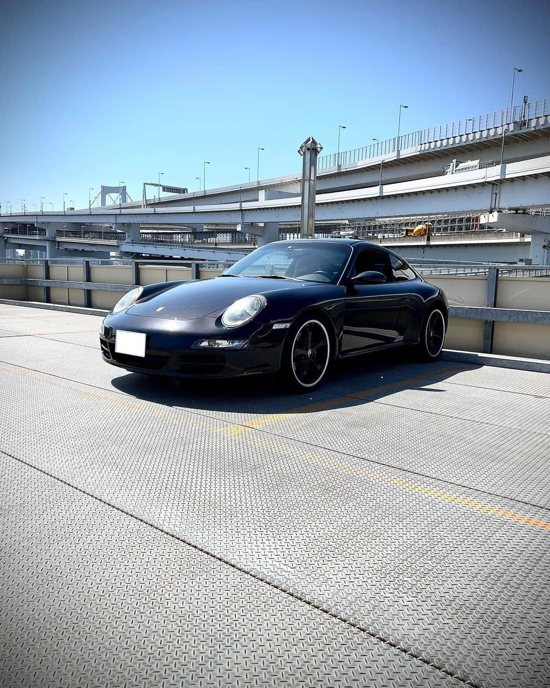 風弥のインスタグラム：「晴れ渡る空とポルシェ🖤  デジラビの動画撮影した時の写真です👍  #porsche911 #porsche997 #car #porscheclub #porschelife #porschefamily #carlovers #flatsix #carstagram #daizystripper #daizystripperkazami #drummer #music #rockmusic #pearl_drum #japan #911carrera4s #ポルシェ #愛車 #porschelove #911days」