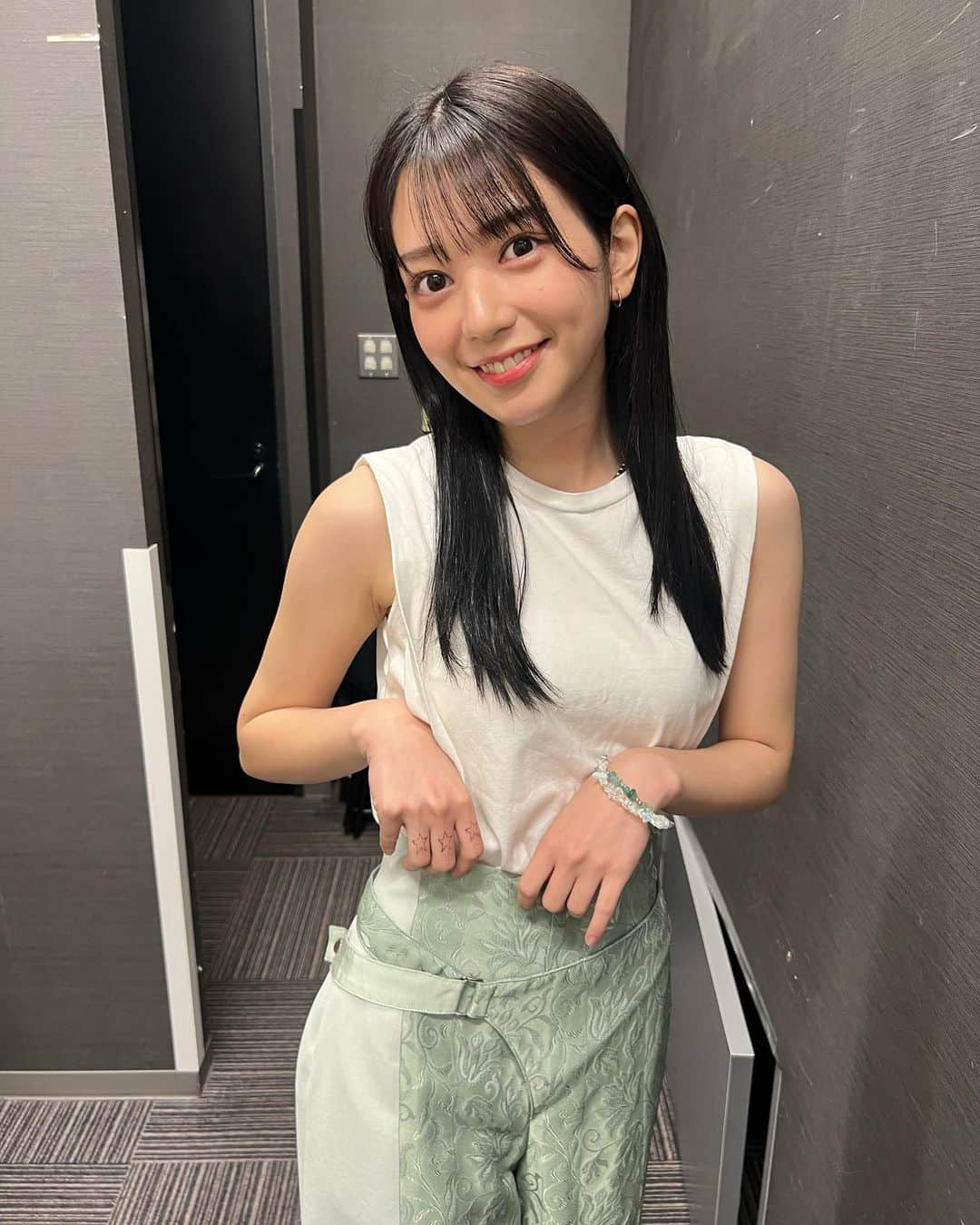 長月翠さんのインスタグラム写真 - (長月翠Instagram)「23歳になりました☺️ いつも応援ありがとうございます！！ たくさんのお祝いもありがとう🙏♡  昨日の夜、ふと覚悟が決まりました。 自分でもなんのことかはハッキリと分からないですが…笑  とにかく応援してくださる人を大切に。  そして誰になんと言われようと自分を貫くこと。  今年はね、たくさんビッグなニュースを増やしていきたいなあ！ 早く言いたくてうずうずする事もあるよ☺️笑 これはいつも応援してくれてる皆さんのおかげ！  ダイエットも、日々のケアも努力は怠りたくないなぁ！ だって無加工でもこんなに可愛いってやっと自分で思えるようになったんだ！！！！やっと鏡を見れるようになった。 自己肯定感と心を大切にします！ そう思えるようになった、23歳の、今の私が1番好きです。 心配をかけない程度にがんばります！」5月17日 21時09分 - miffy00517