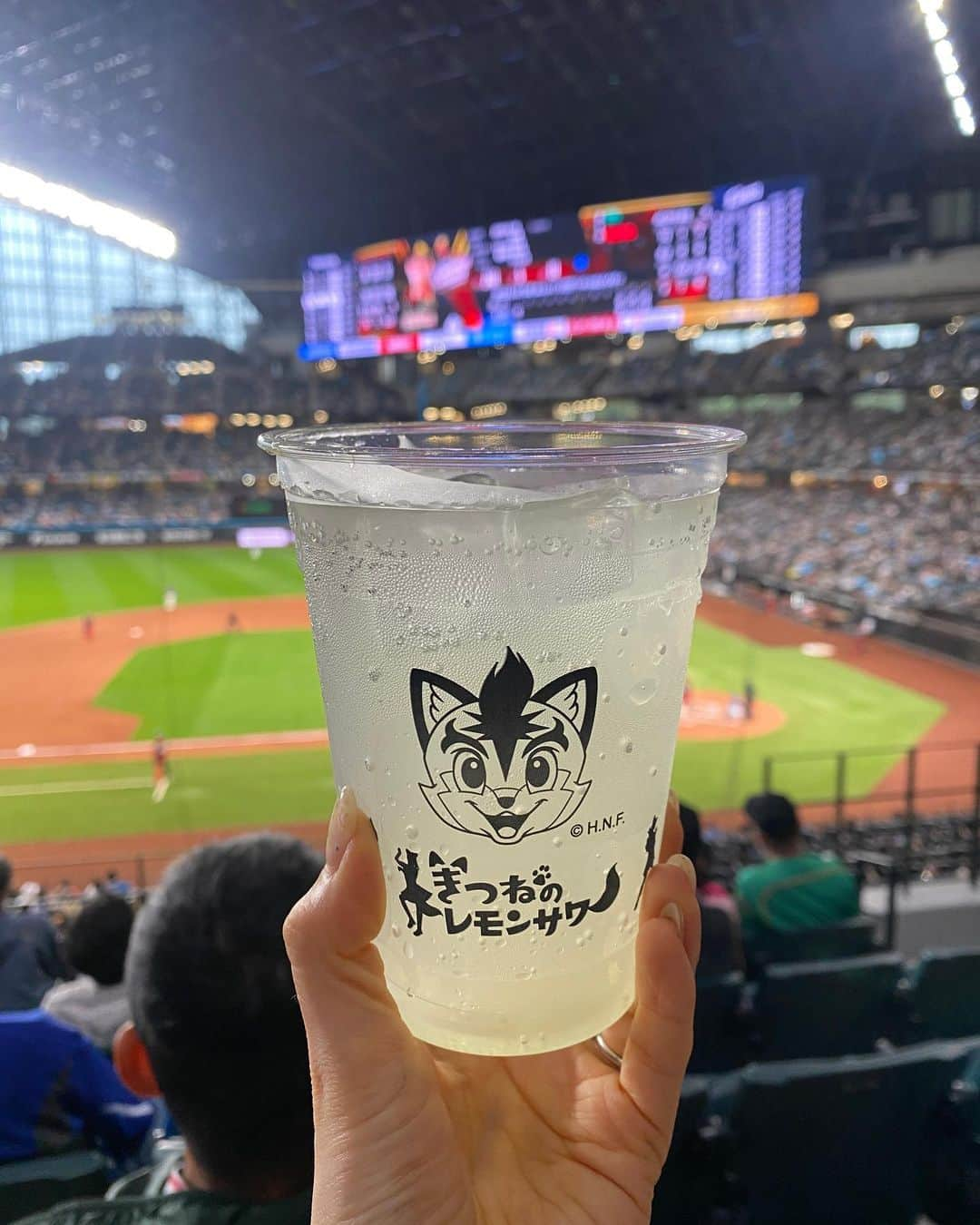 rats1316さんのインスタグラム写真 - (rats1316Instagram)「・ やっと行ってきましたエスコンフィールド⚾️ 飲食店が沢山入っていて雰囲気最高だった☺️ 生のきつねダンス見れたし、きつねのレモンサワーも美味しかった🍋 夏にまた行きたいな🏝️ ・ ・ ・ #エスコンフィールド北海道#日ハム#ファイターズ#札幌ママ#北海道ママ」5月17日 21時02分 - rats1316